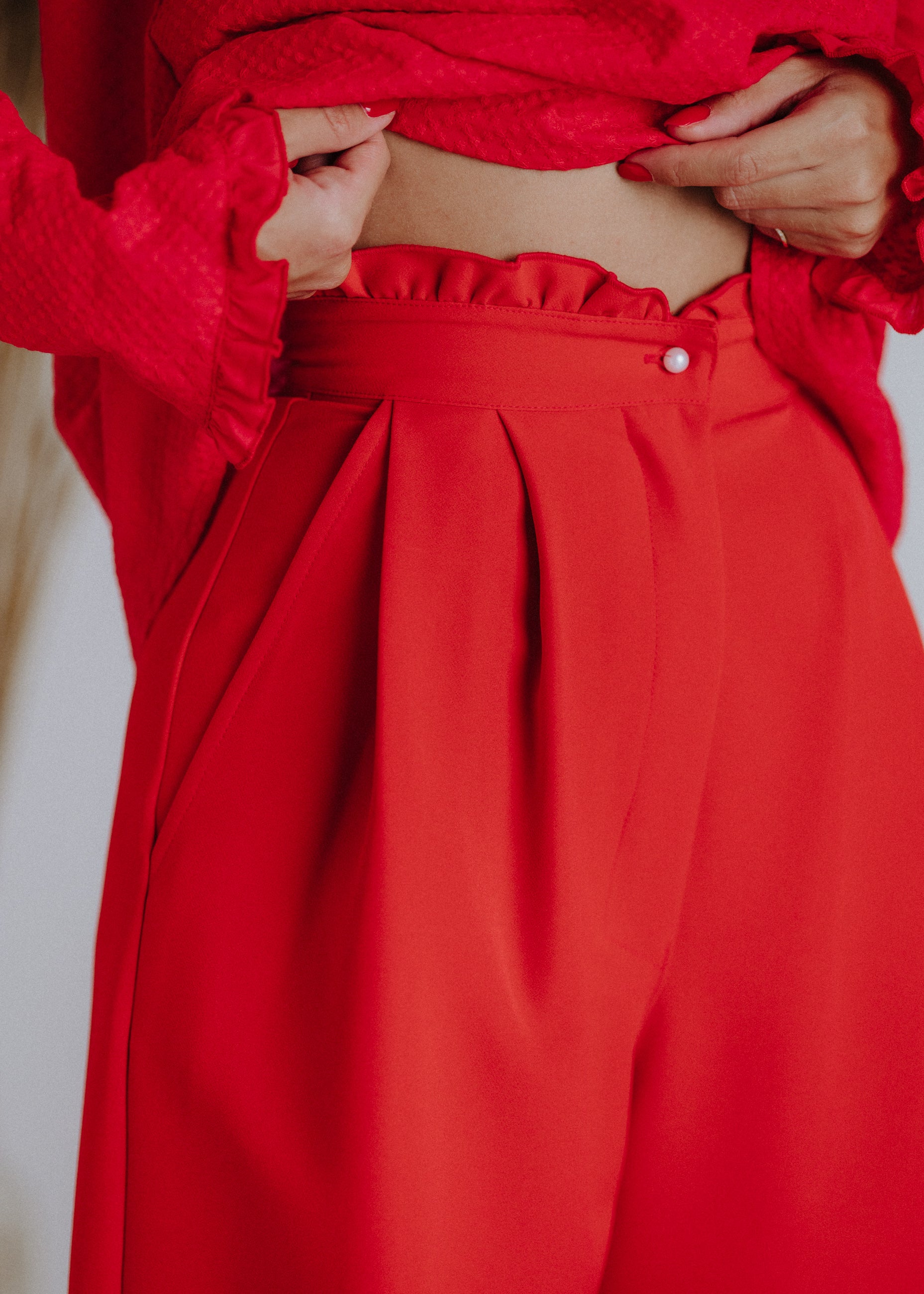 Ruffled waist trousers in red