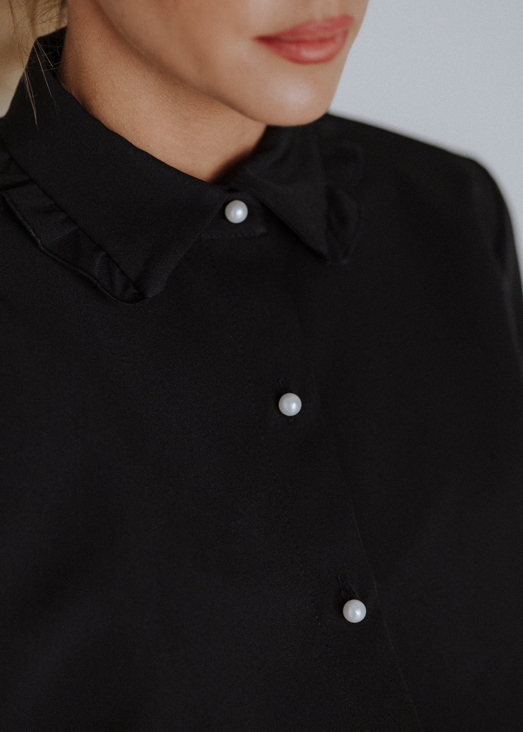Ruffle collar shirt in black