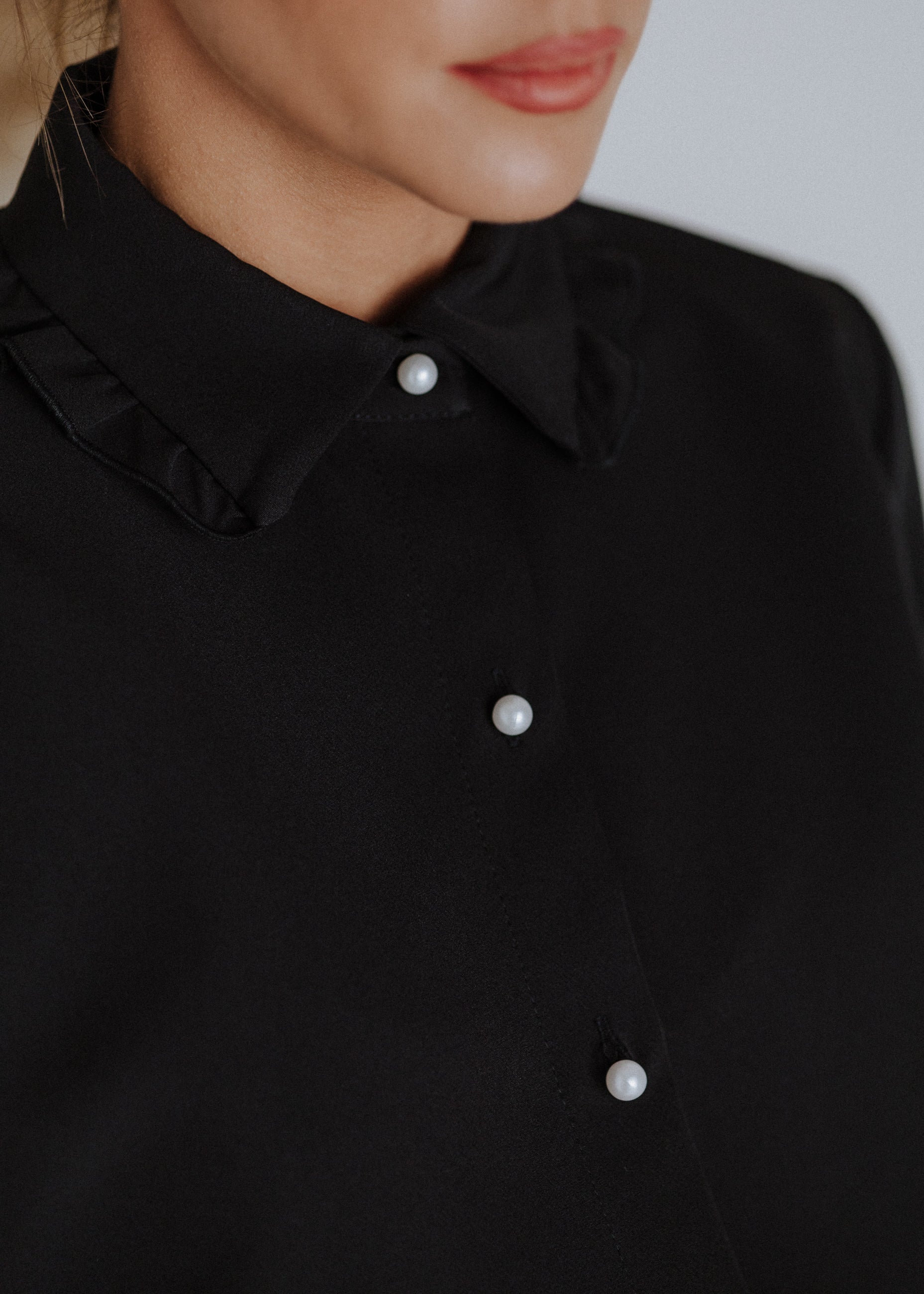 Ruffle collar shirt in black