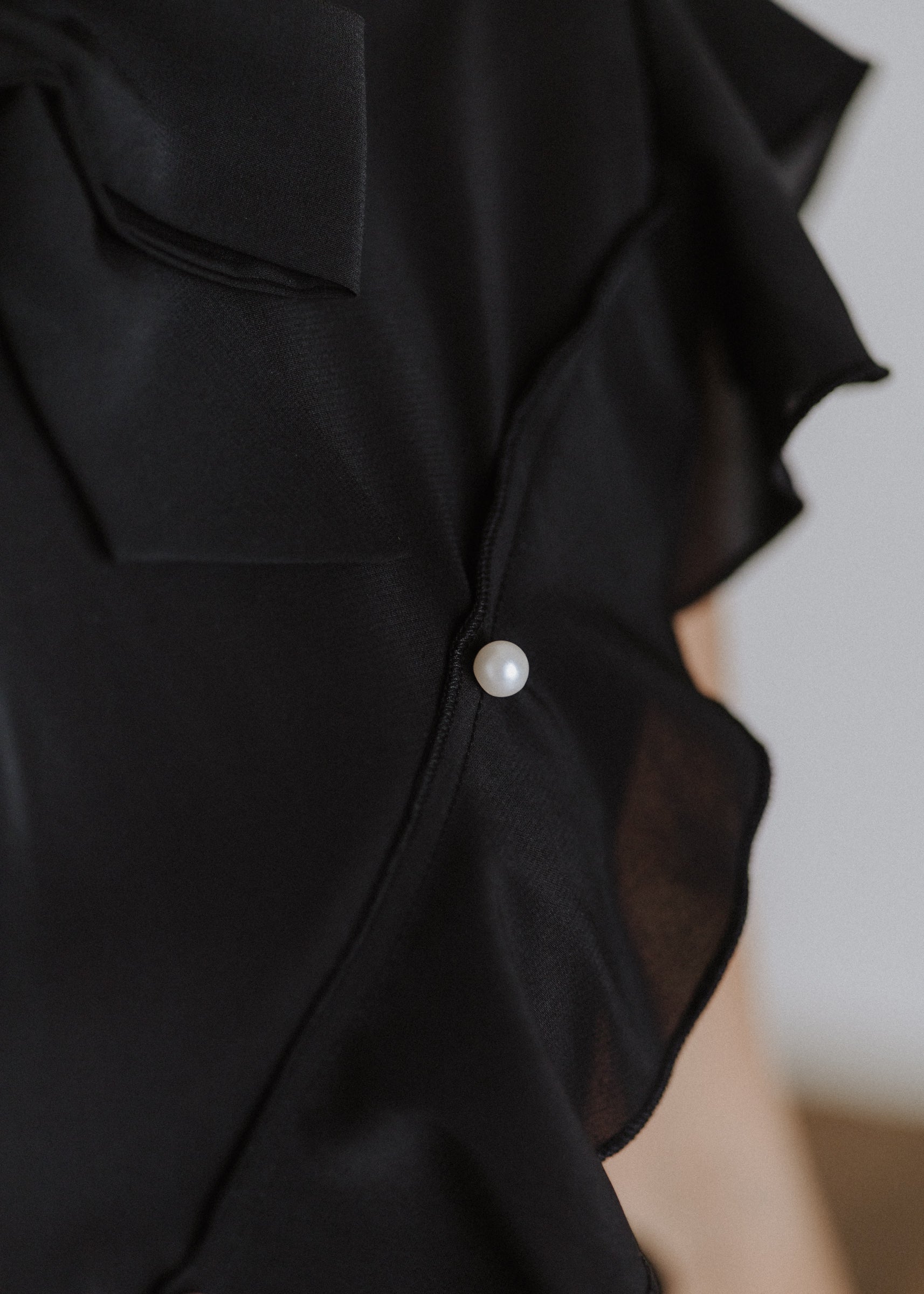 Curly muslin top in black