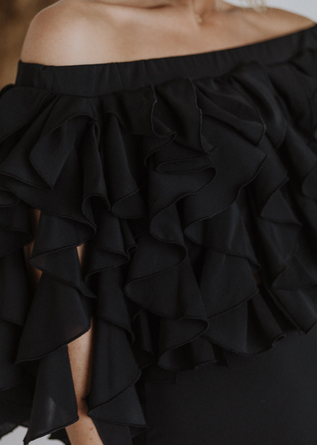 Curly ruffled muslin top