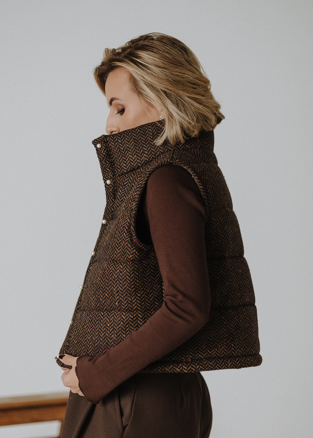 Gyapjú mellény csokoládébarna színben