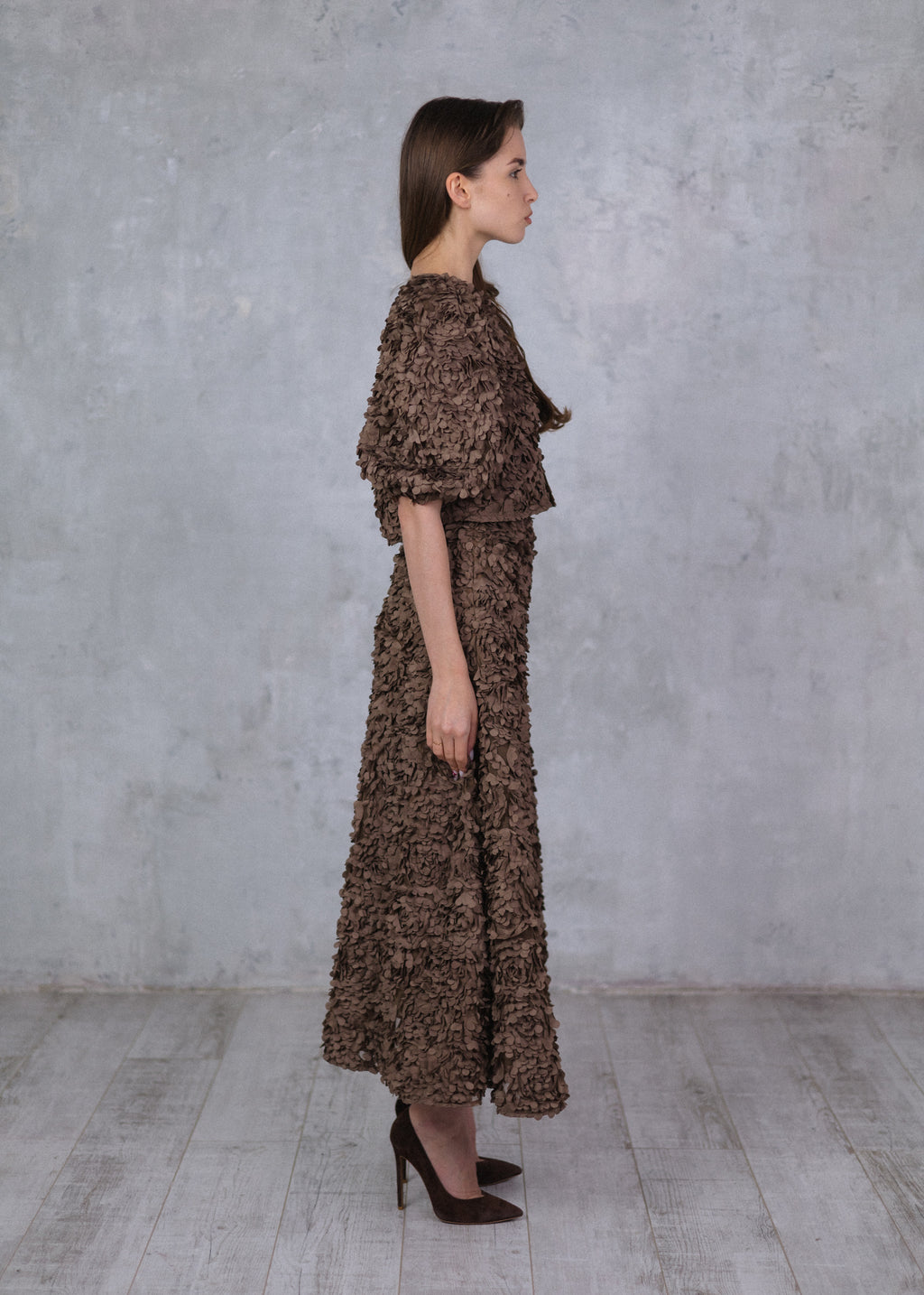 Applikált virágmintás szoknya barna színben