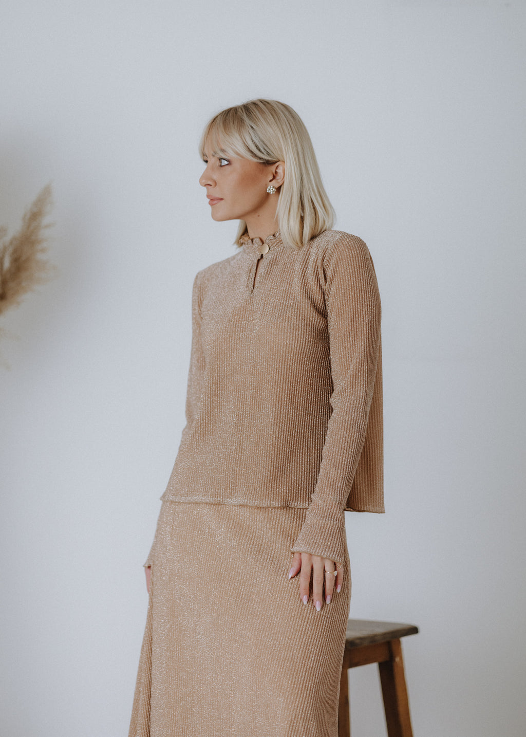 Ruffled neck blouse made of lurex material
