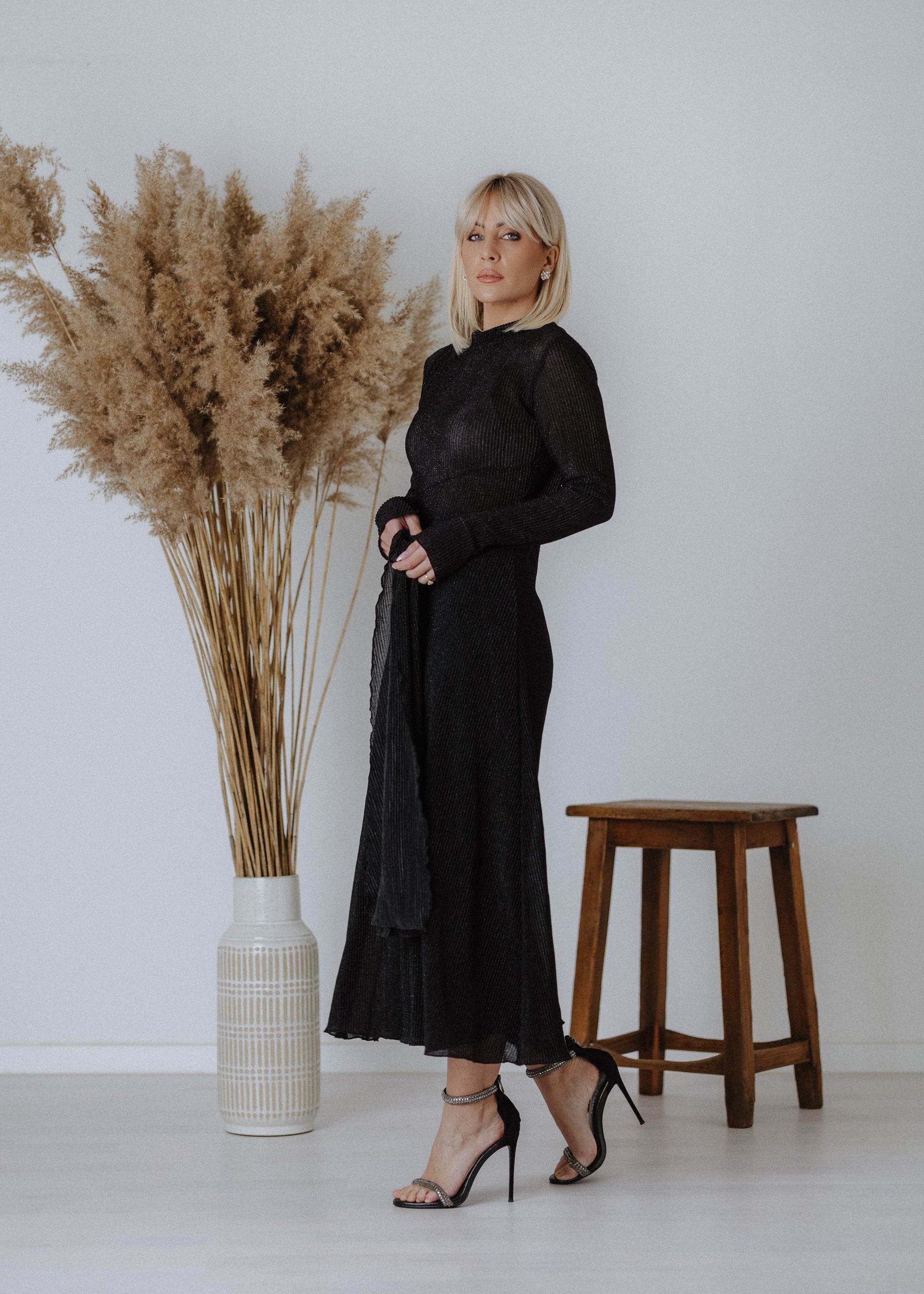 Pleated dress in black