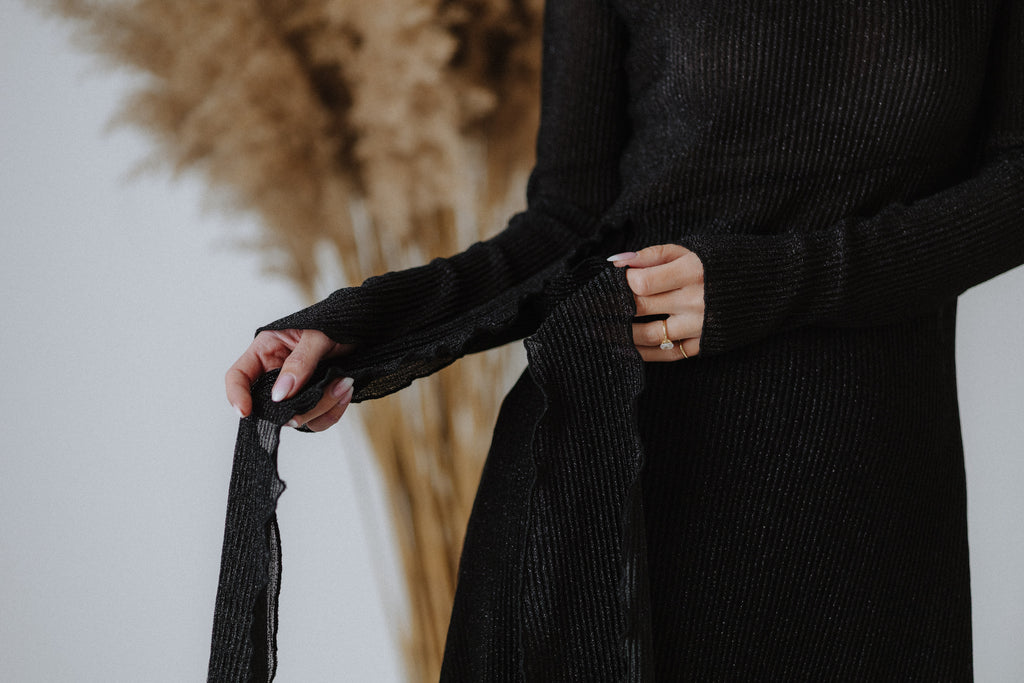 Pleated dress in black