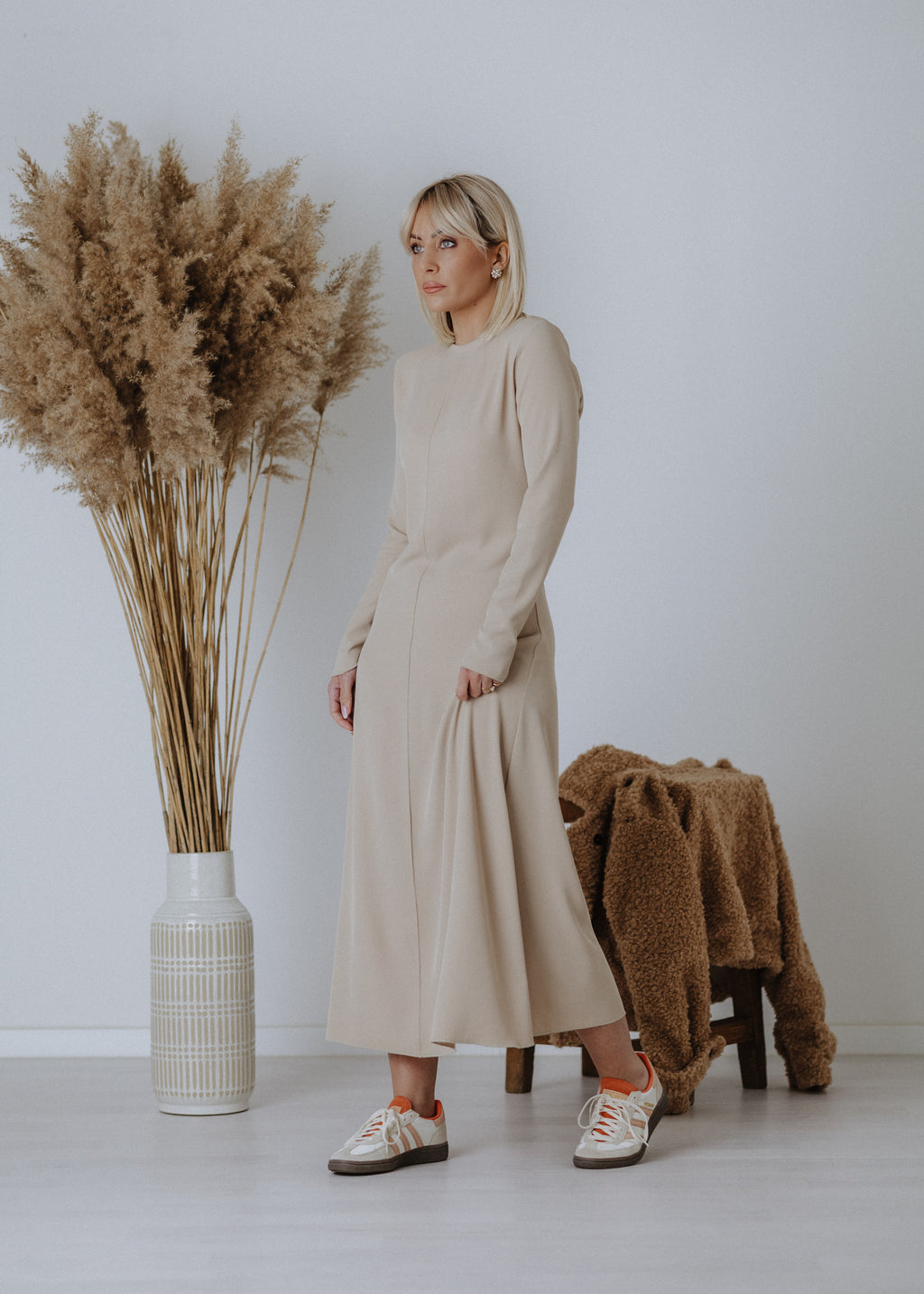 Edge-sewn dress in beige