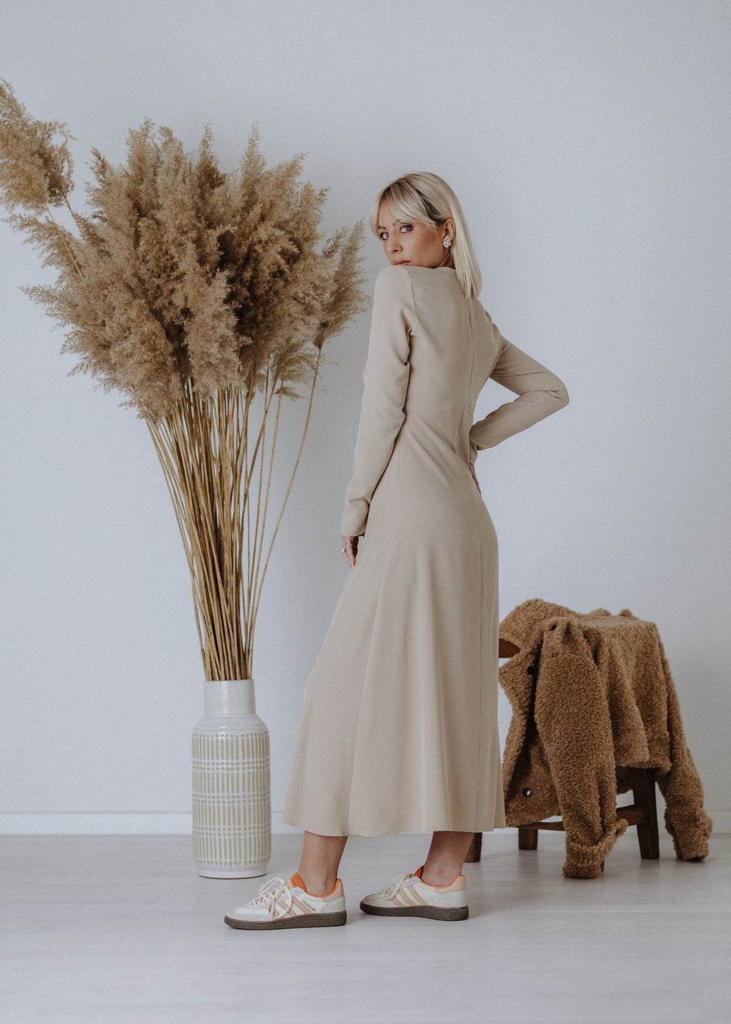Edge-sewn dress in beige