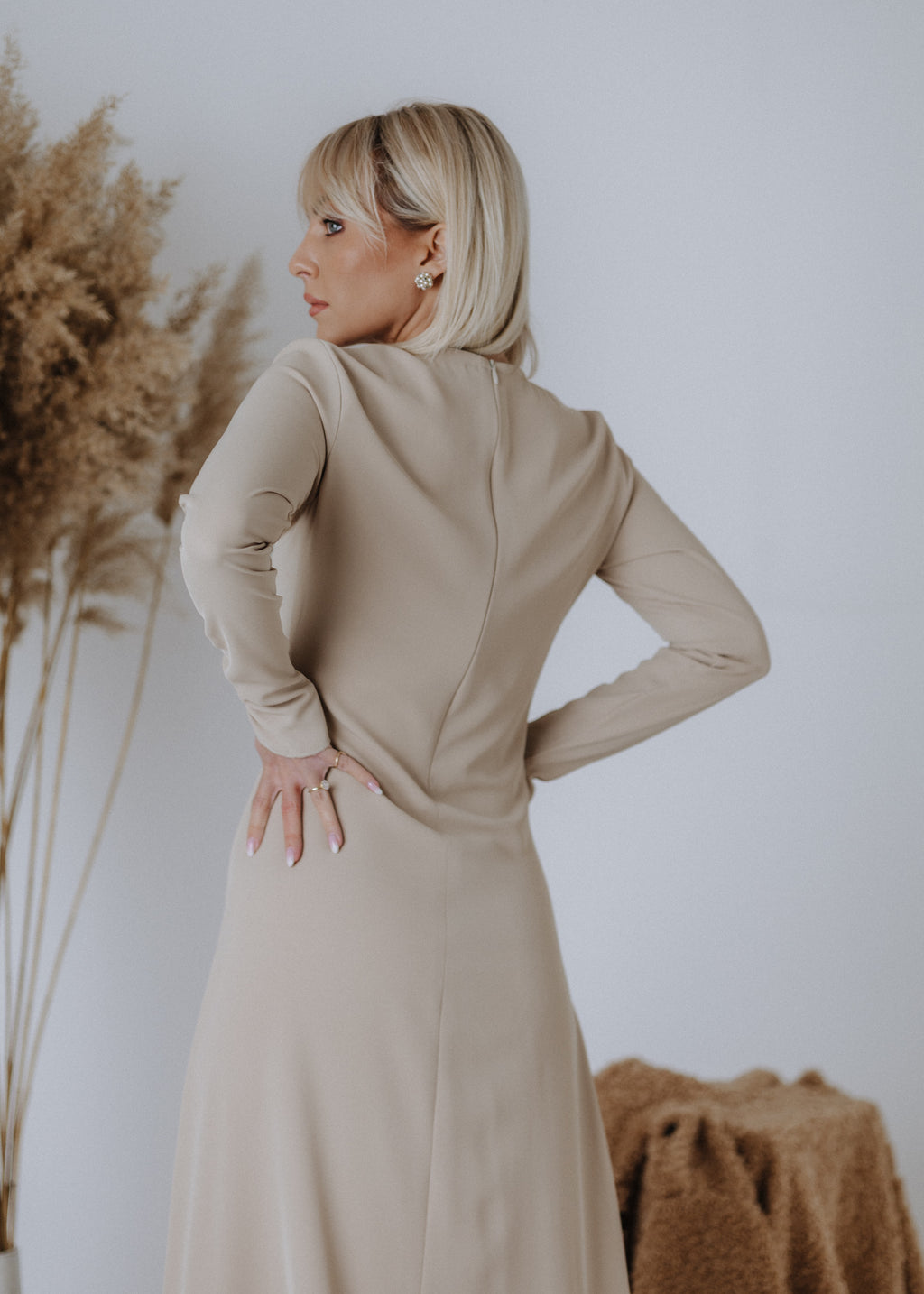 Edge-sewn dress in beige