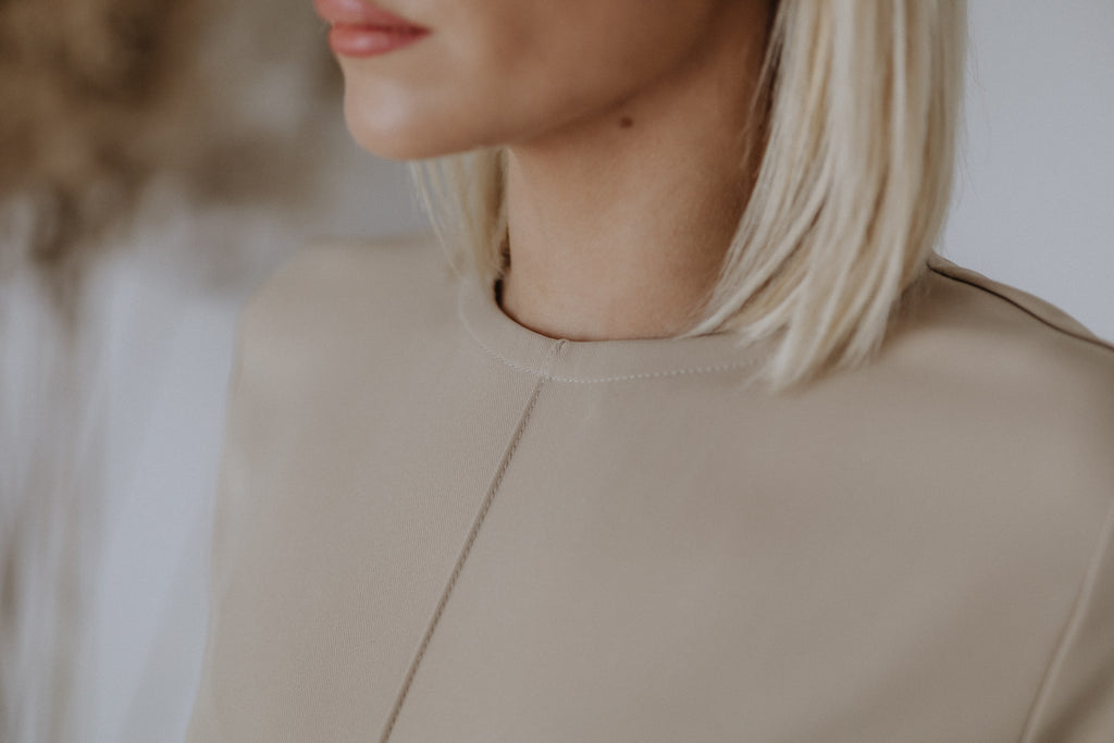 Edge-sewn dress in beige