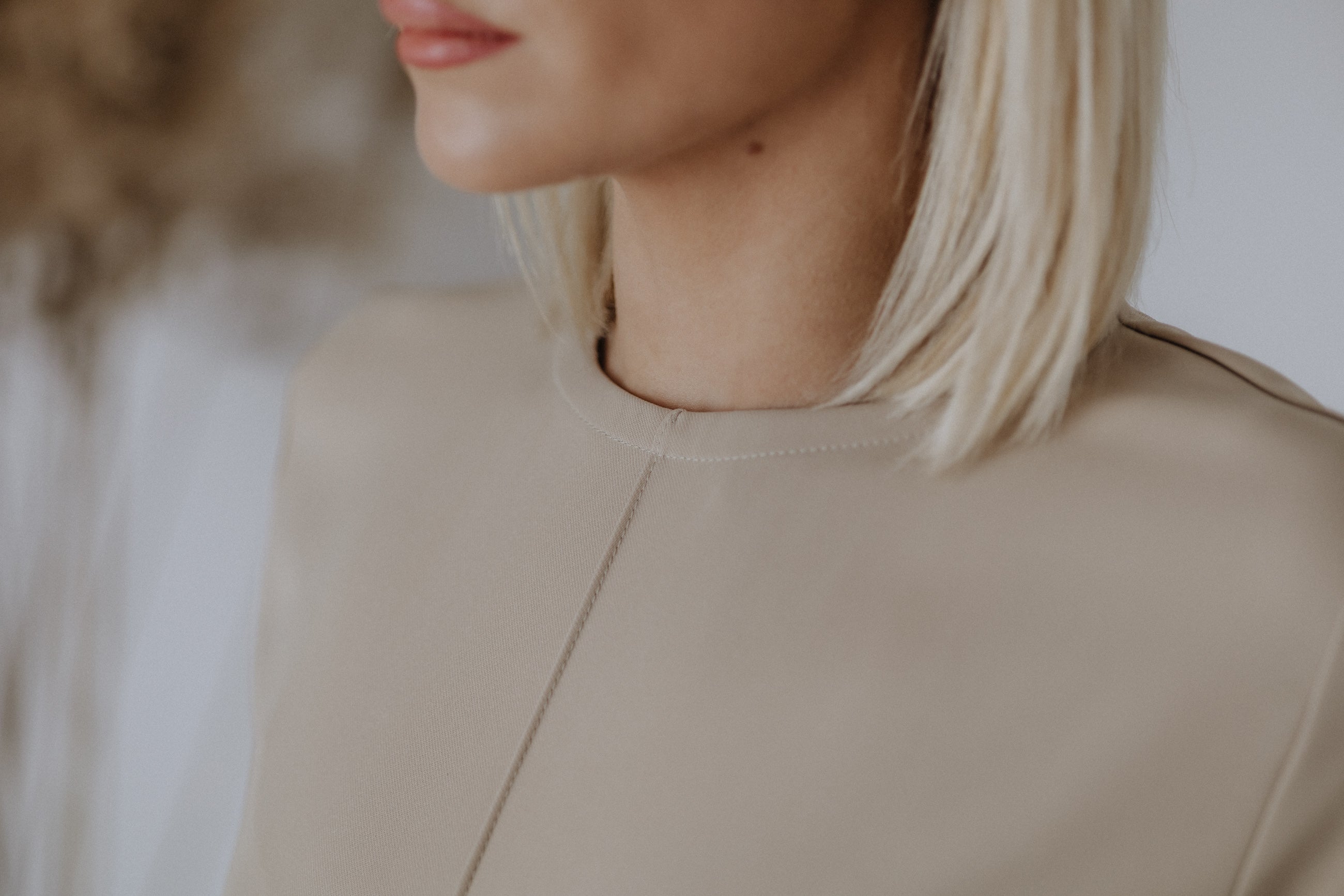 Edge-sewn dress in beige
