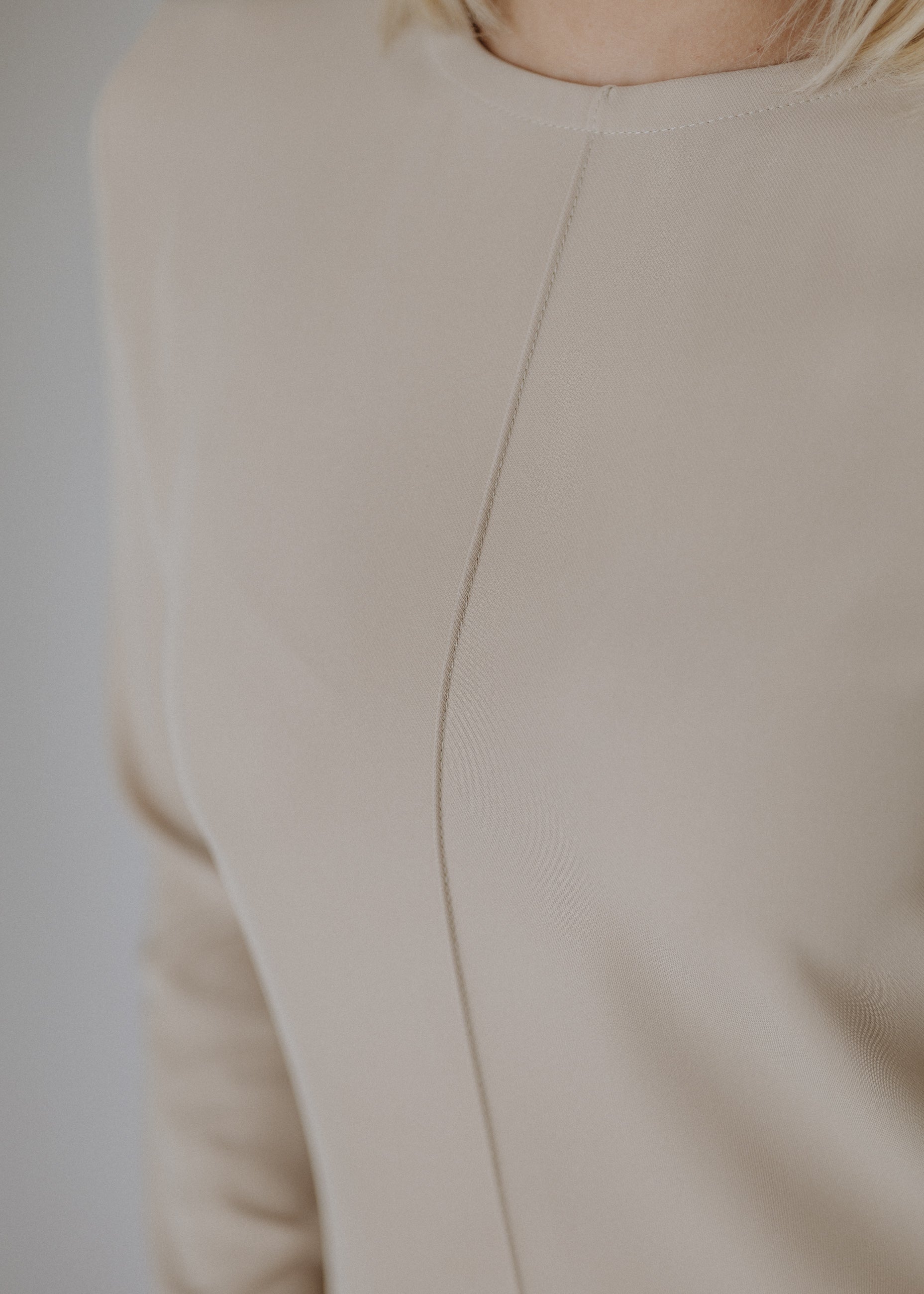 Edge-sewn dress in beige