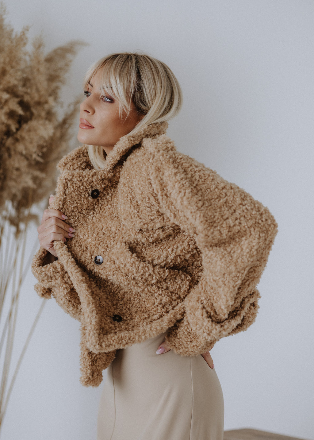 Short teddy coat in beige