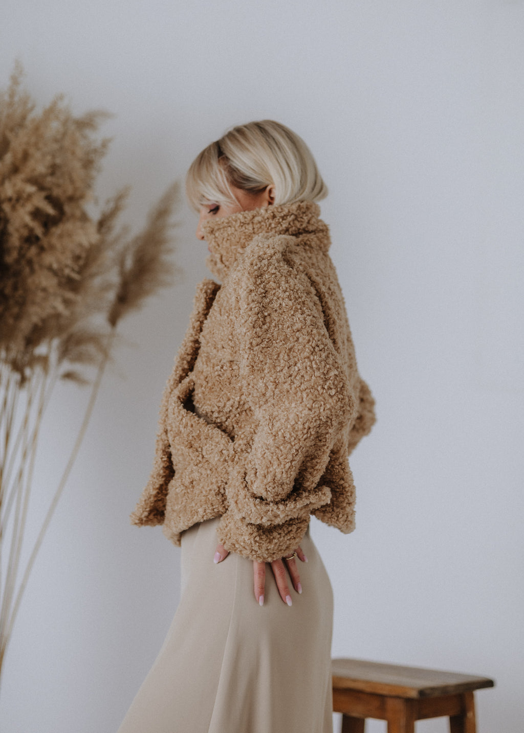 Short teddy coat in beige