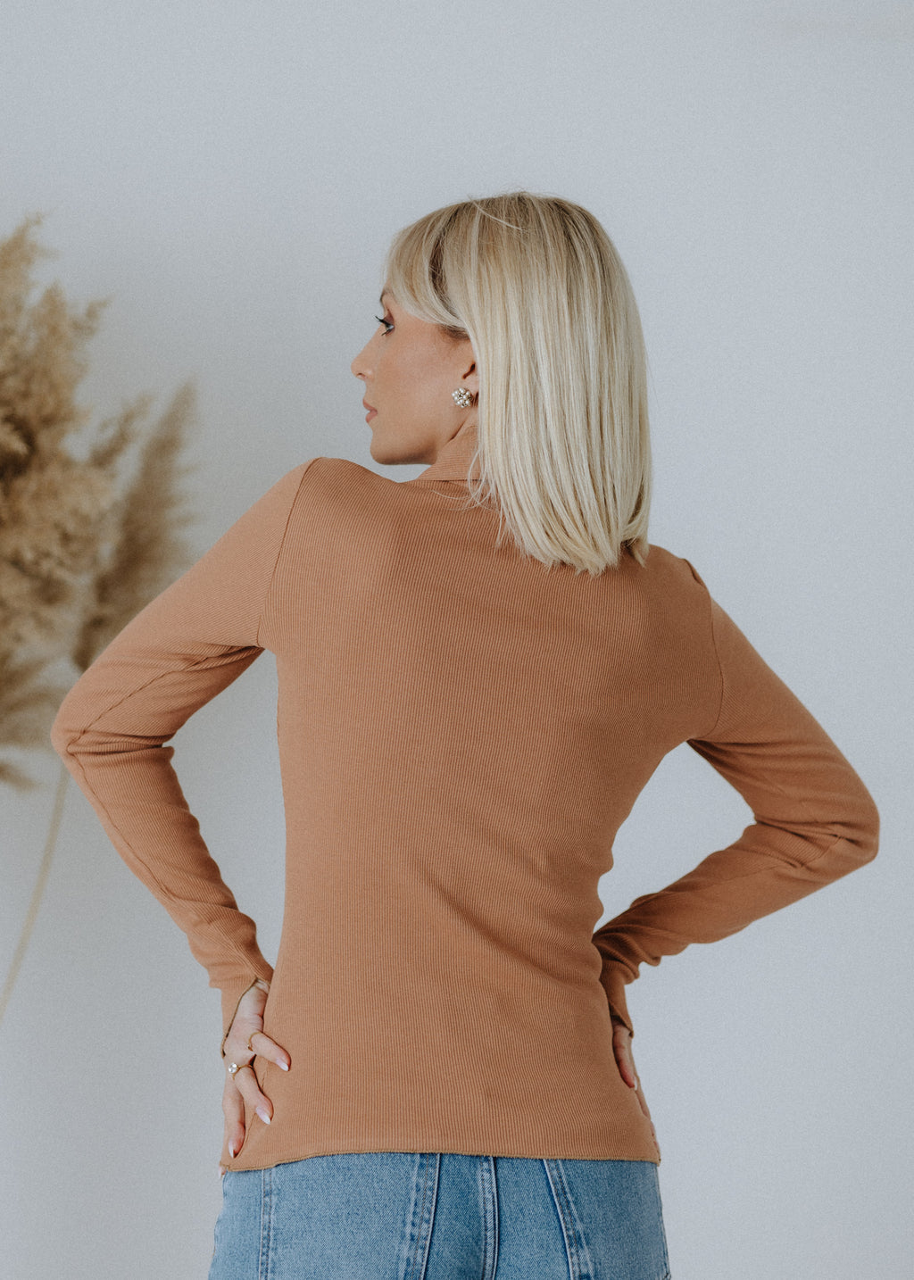 Ribbed cotton top in mocha color