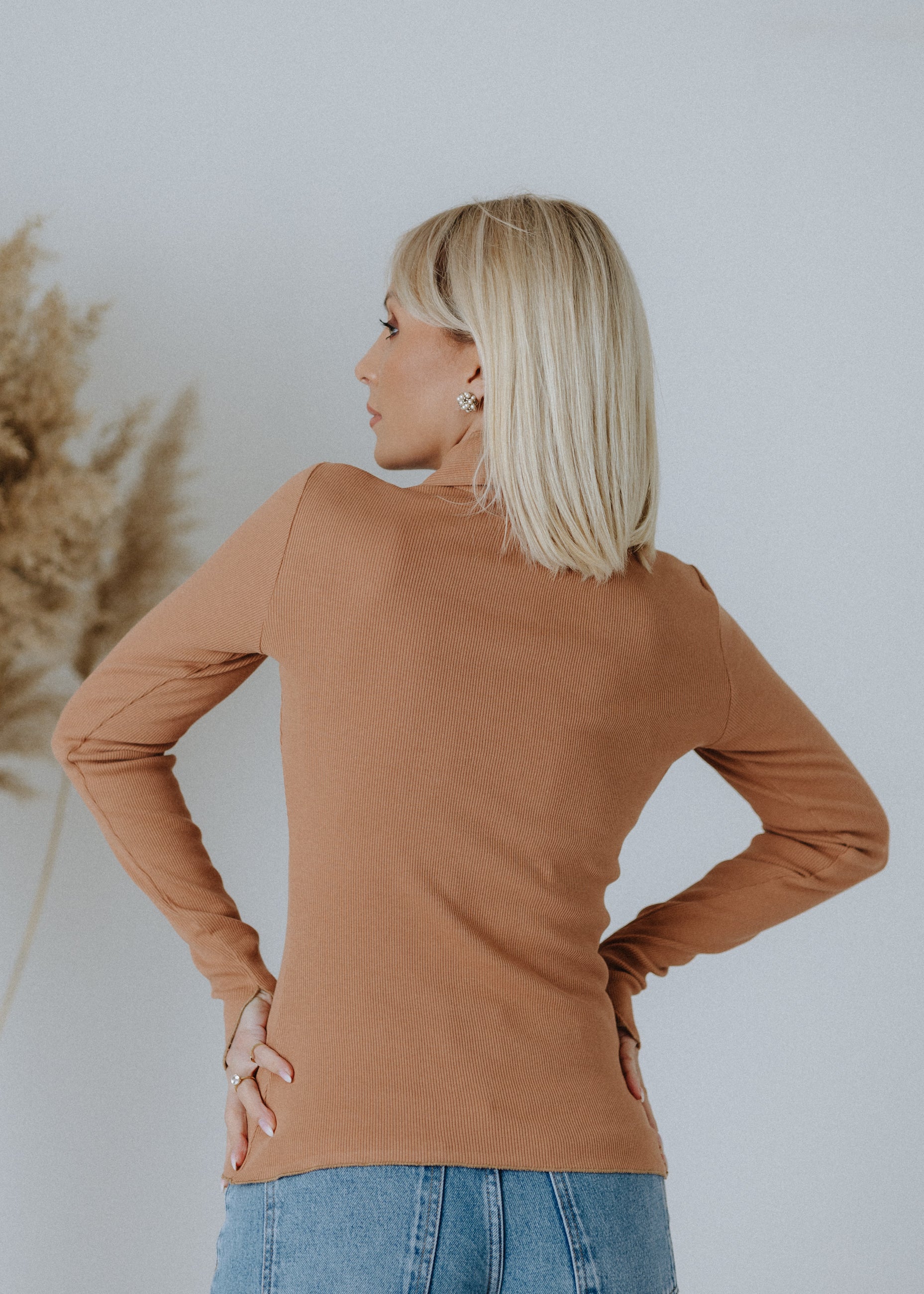 Ribbed cotton top in mocha color