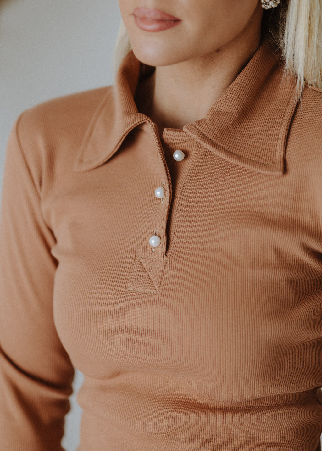Ribbed cotton top in mocha color