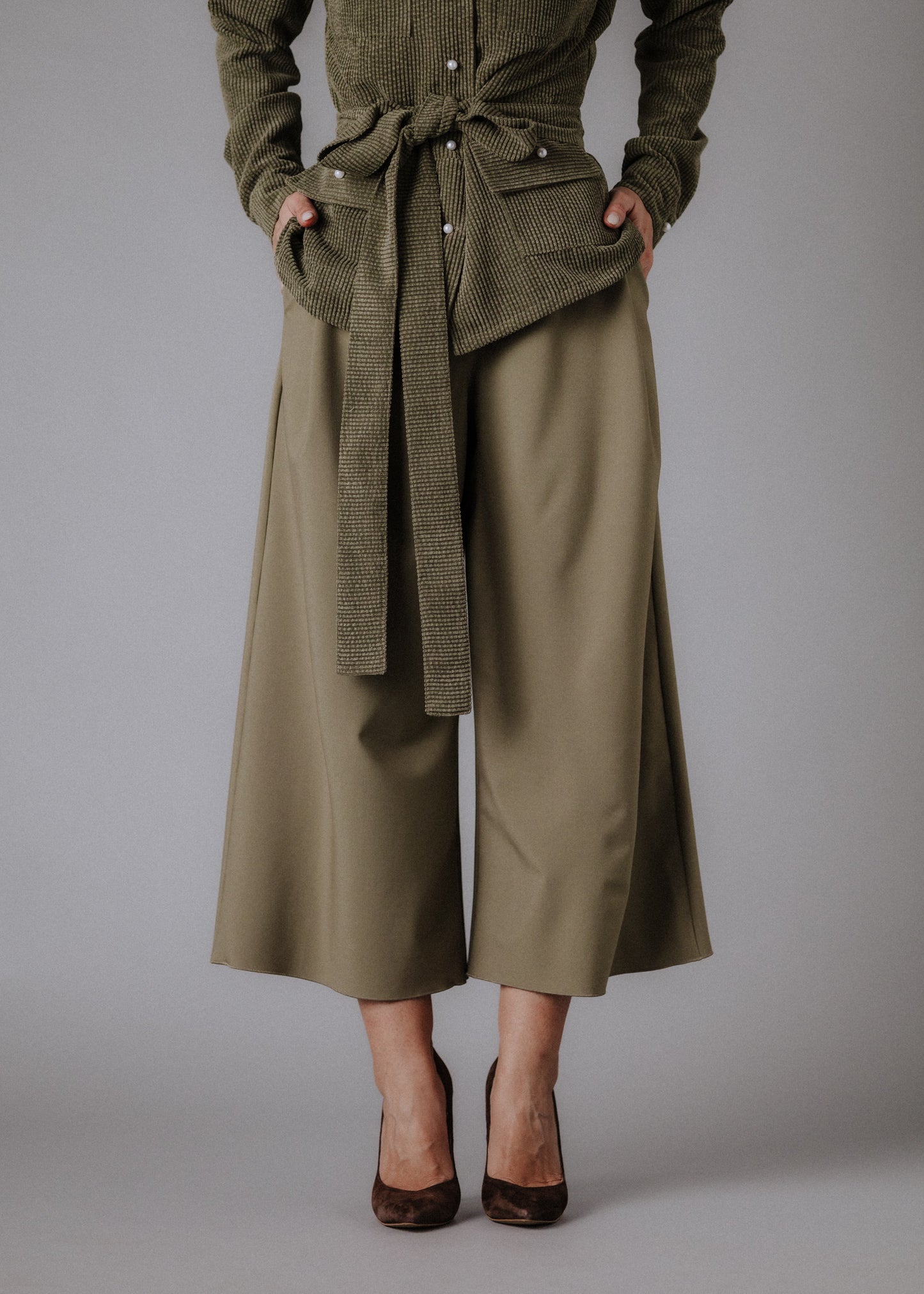 Fine fabric culottes in khaki color