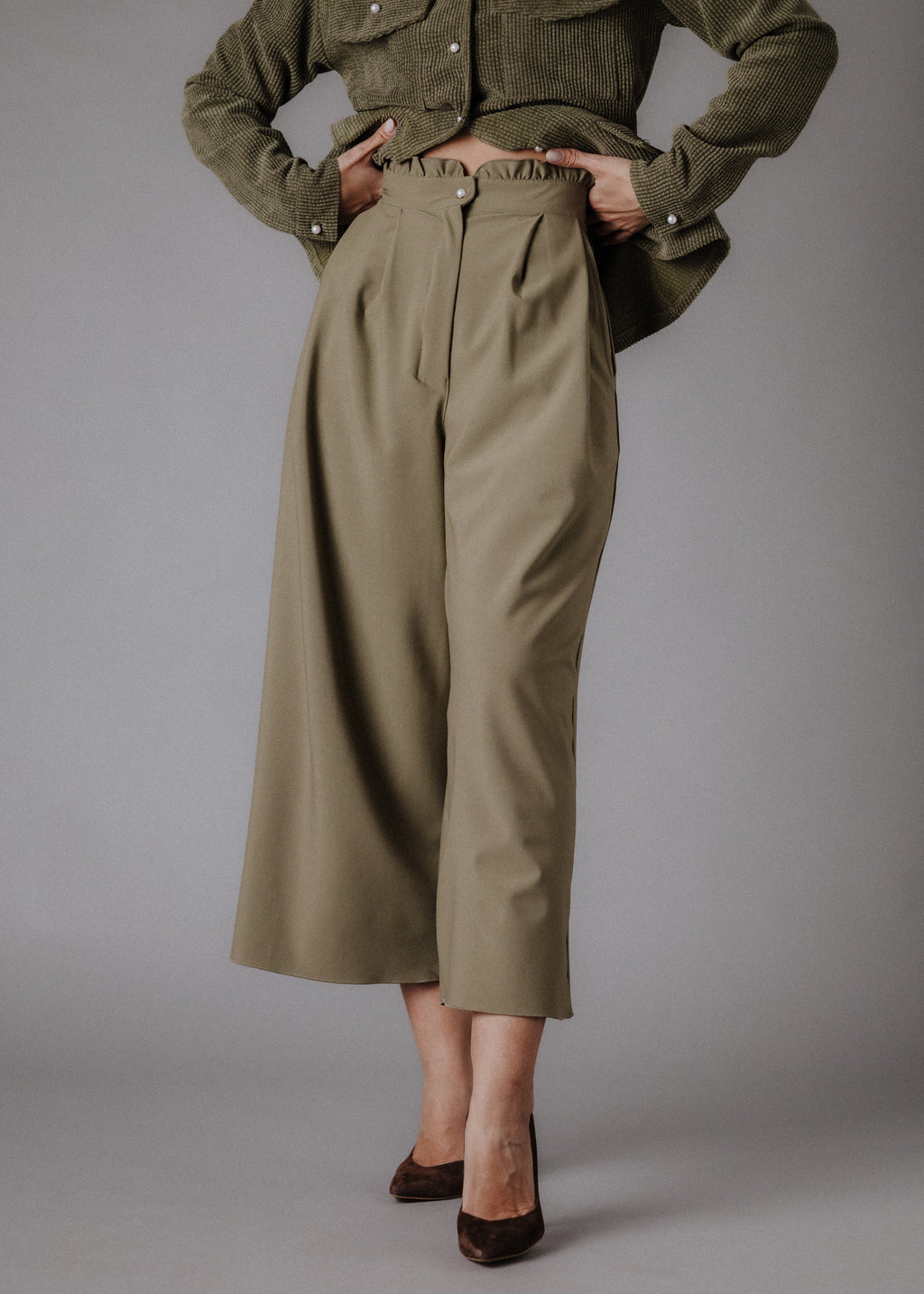 Finom szövet culotte khaki színben
