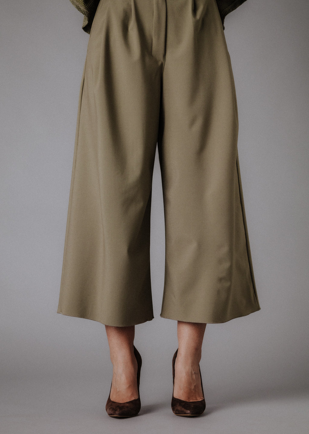 Finom szövet culotte khaki színben