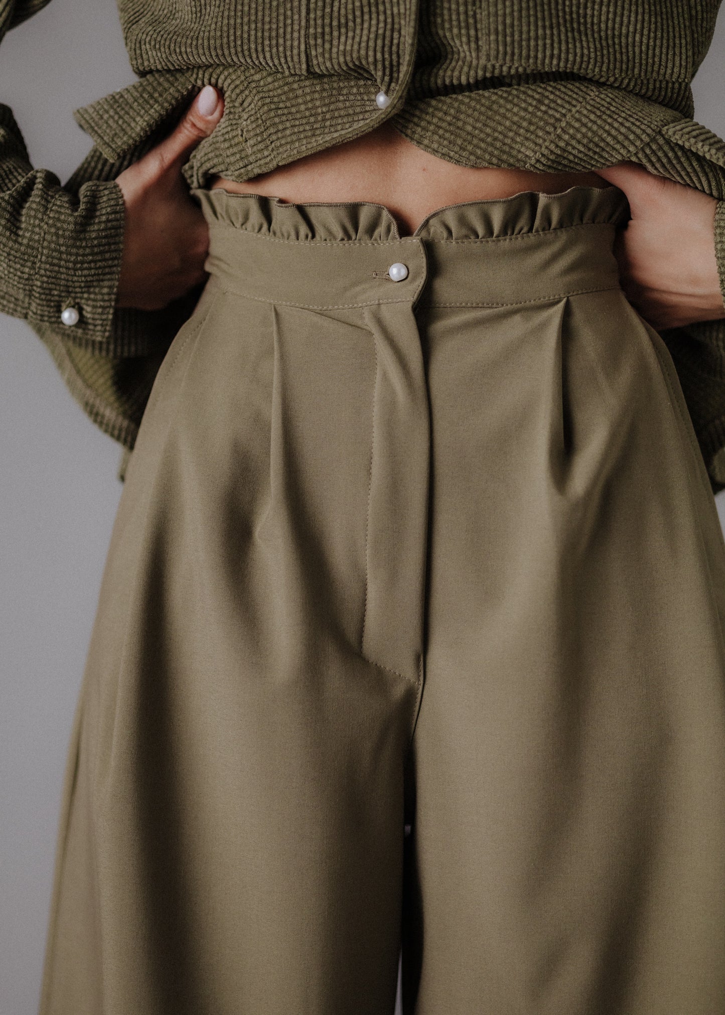 Fine fabric culottes in khaki color