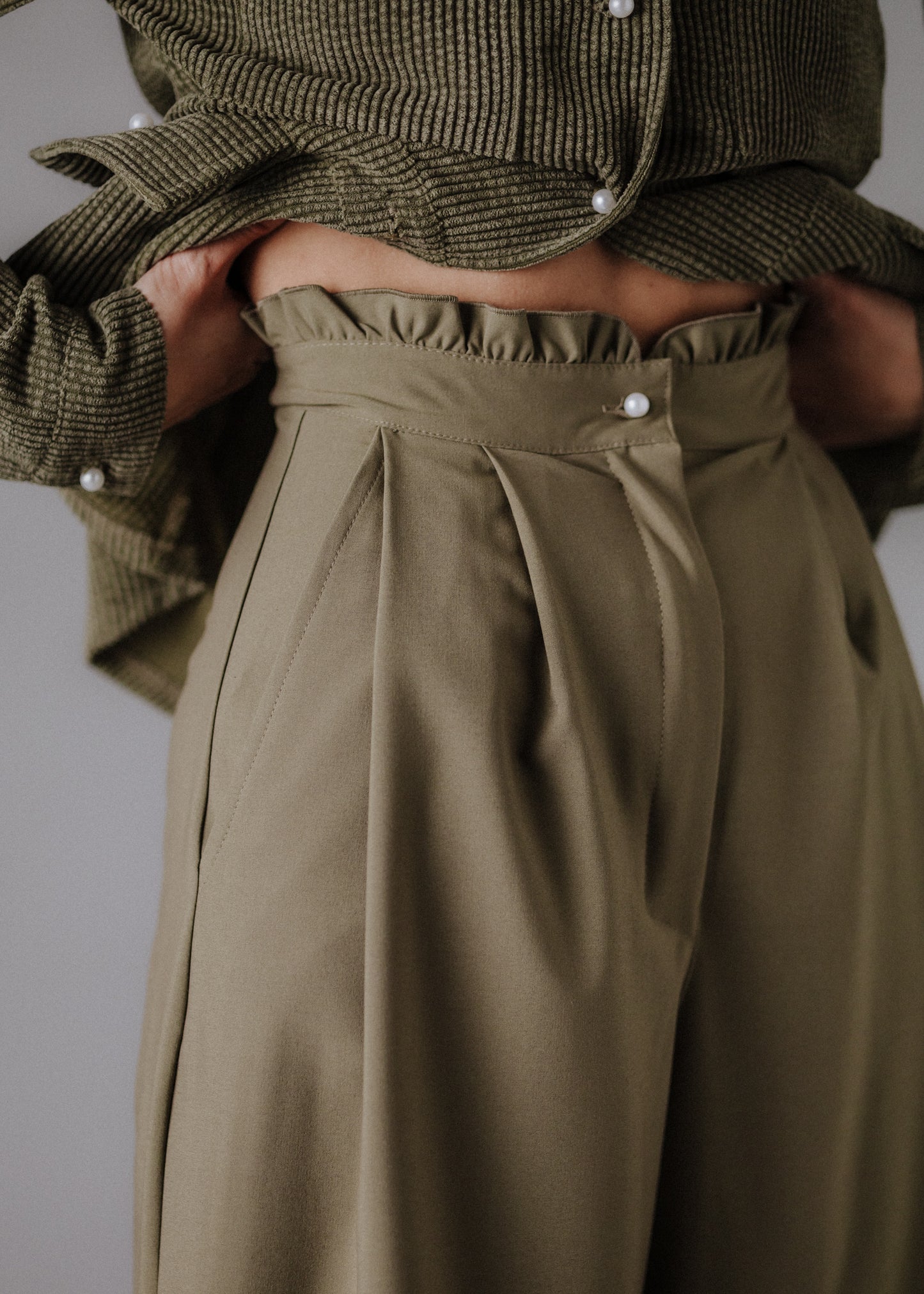 Fine fabric culottes in khaki color