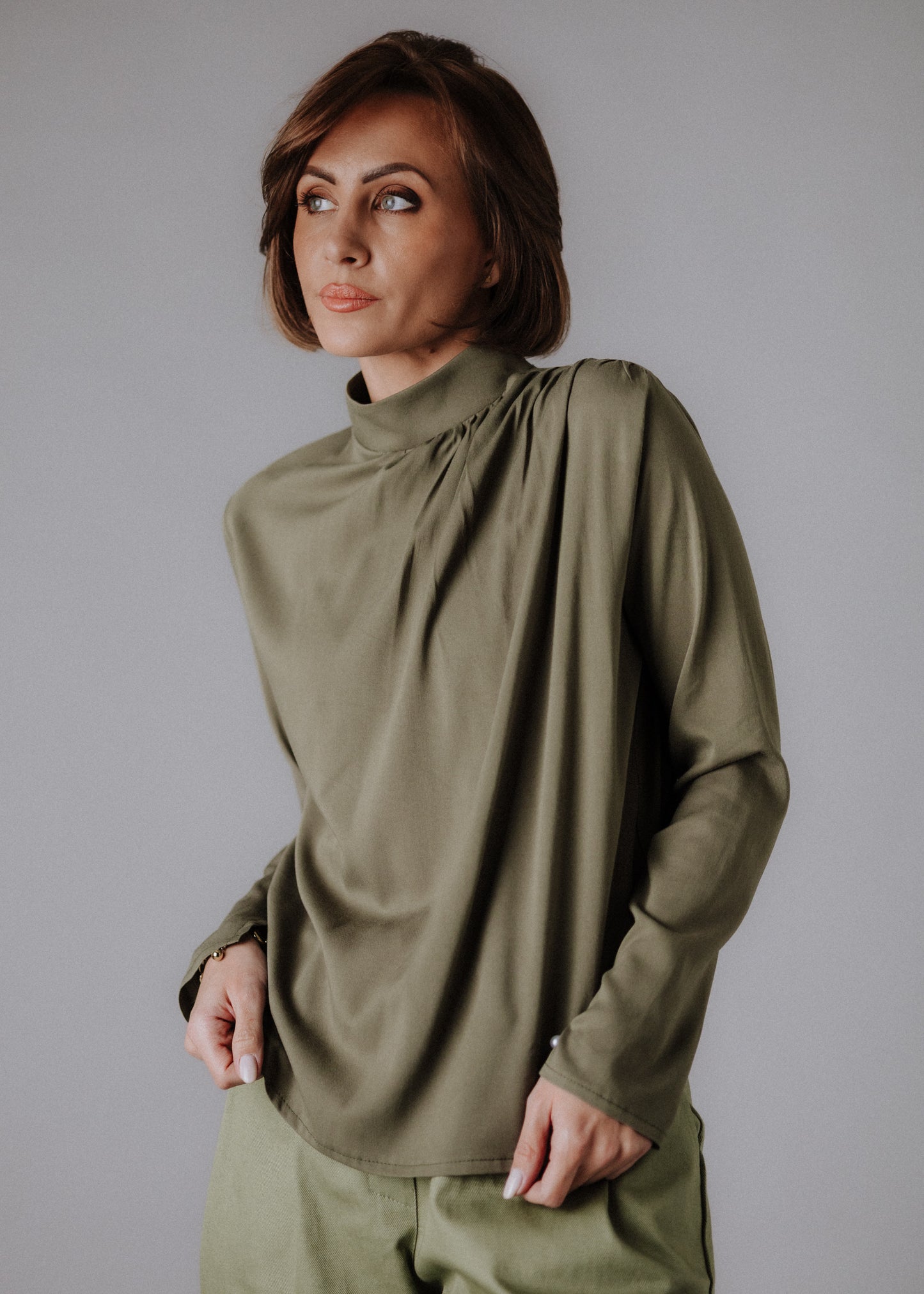 Fine fabric wrinkled top in khaki color