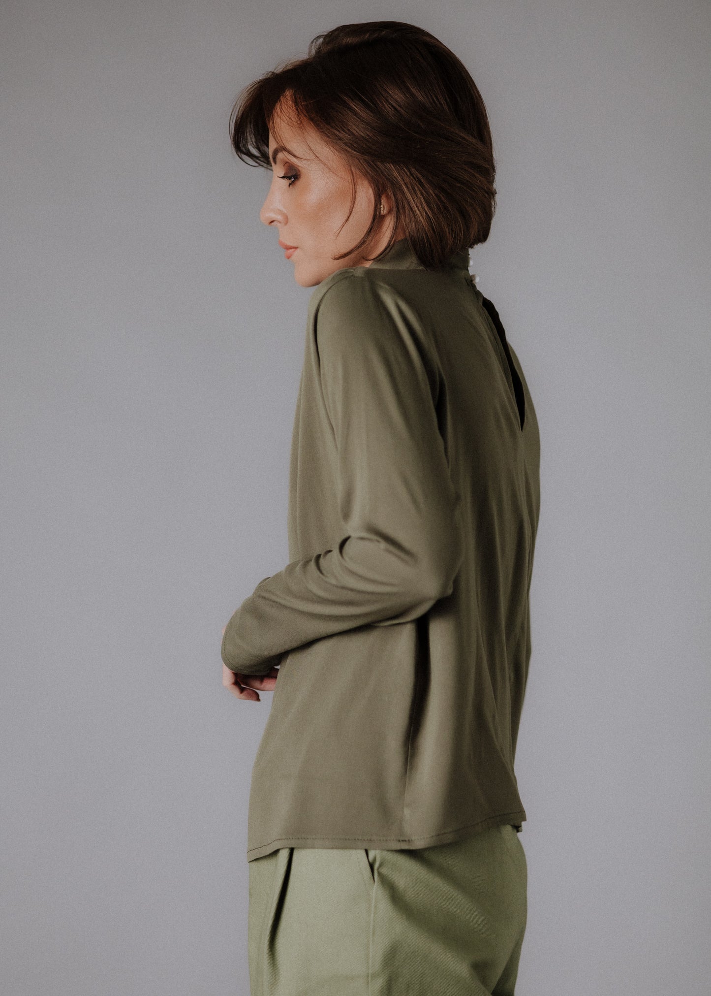 Fine fabric wrinkled top in khaki color