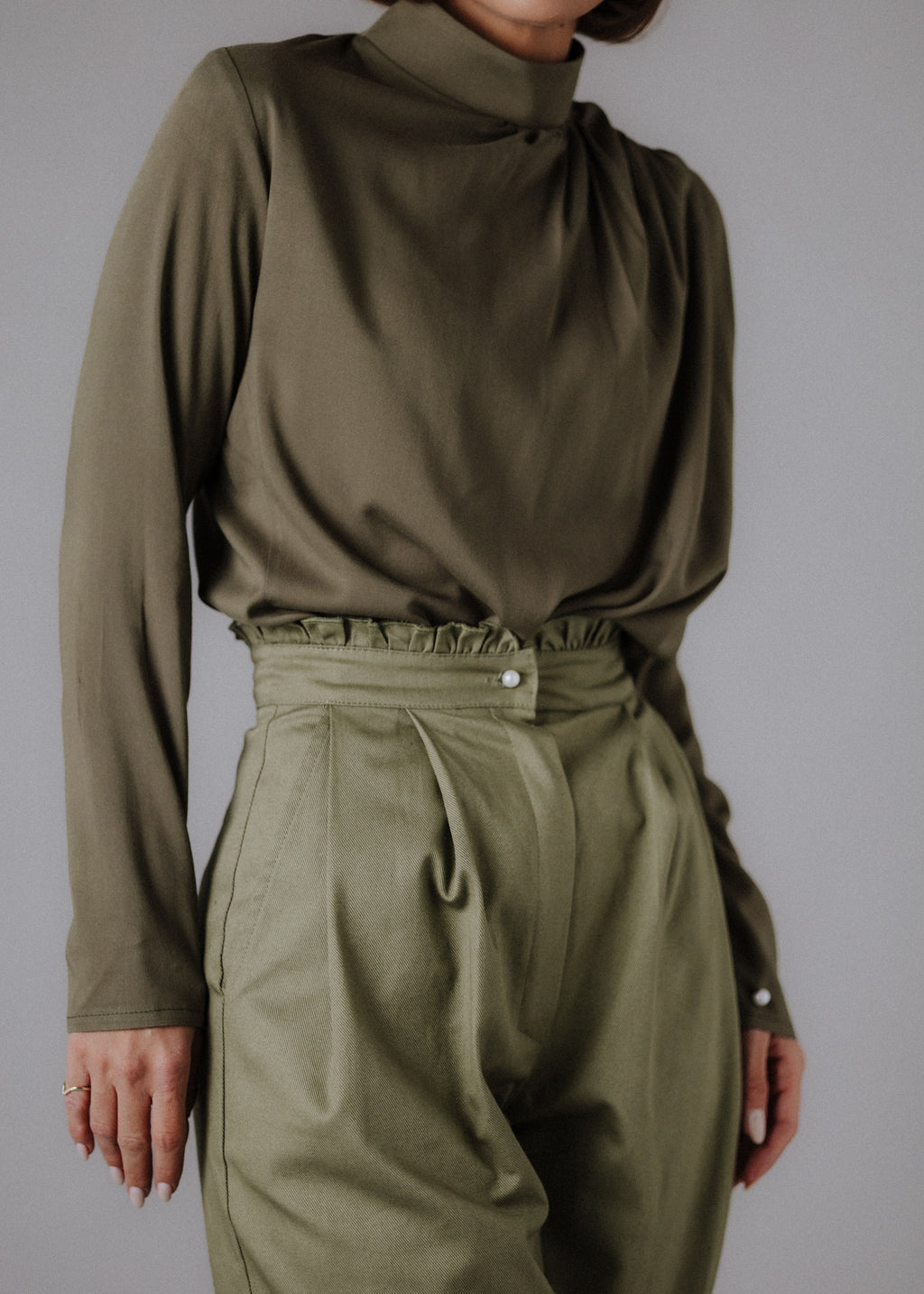 Kevertszálás vászonnadrág khaki színben