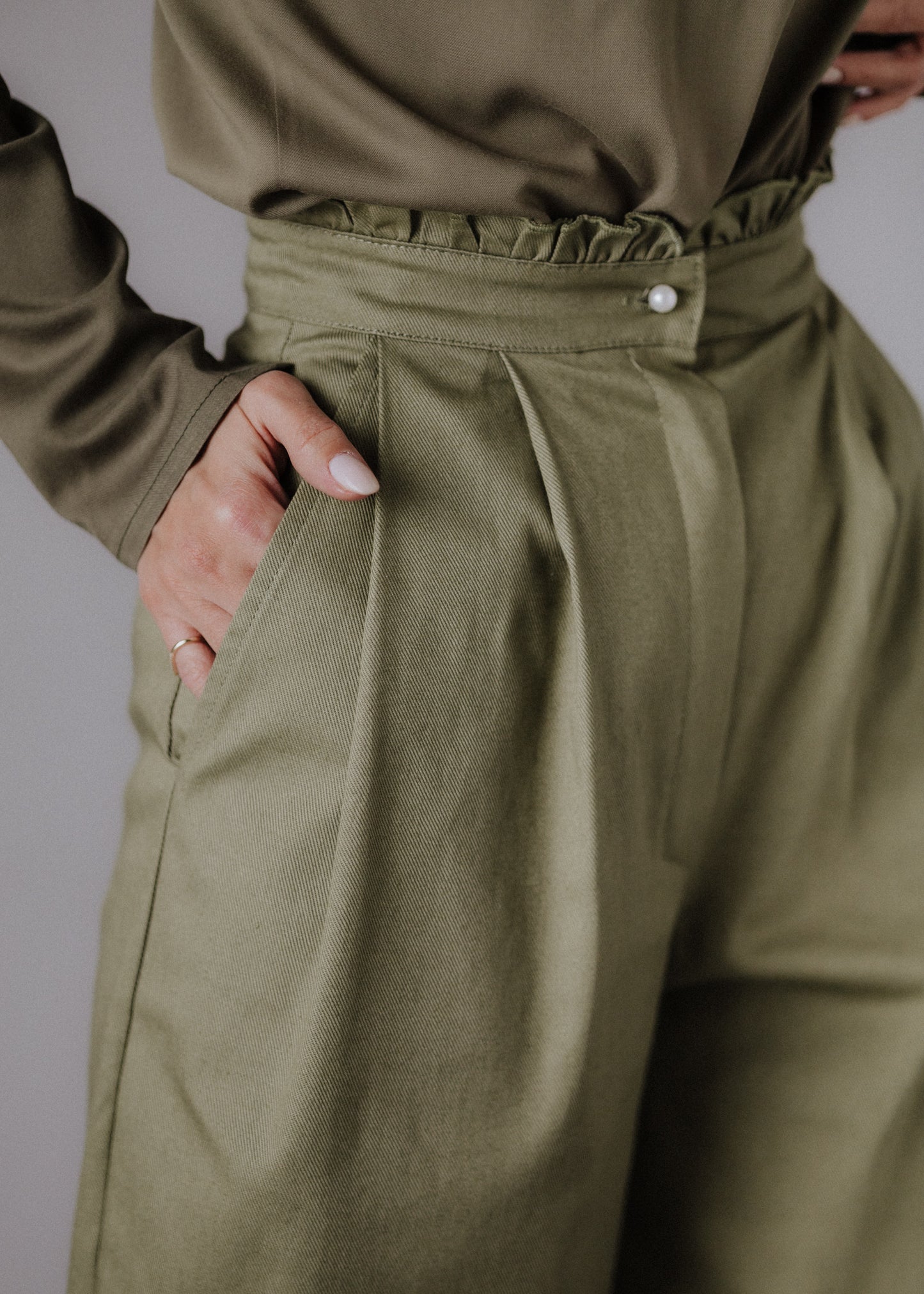 Blended linen trousers in khaki