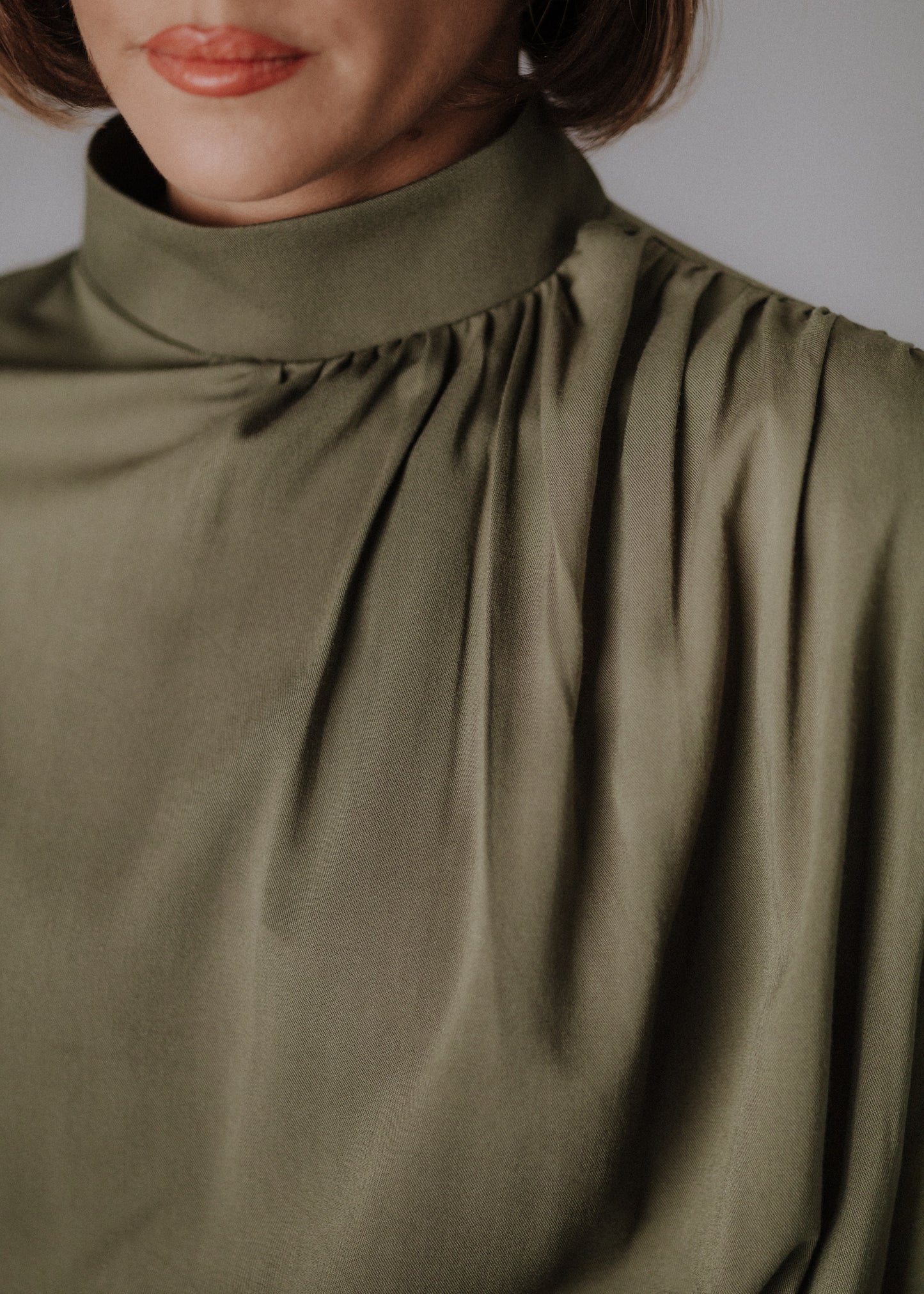 Fine fabric wrinkled top in khaki color