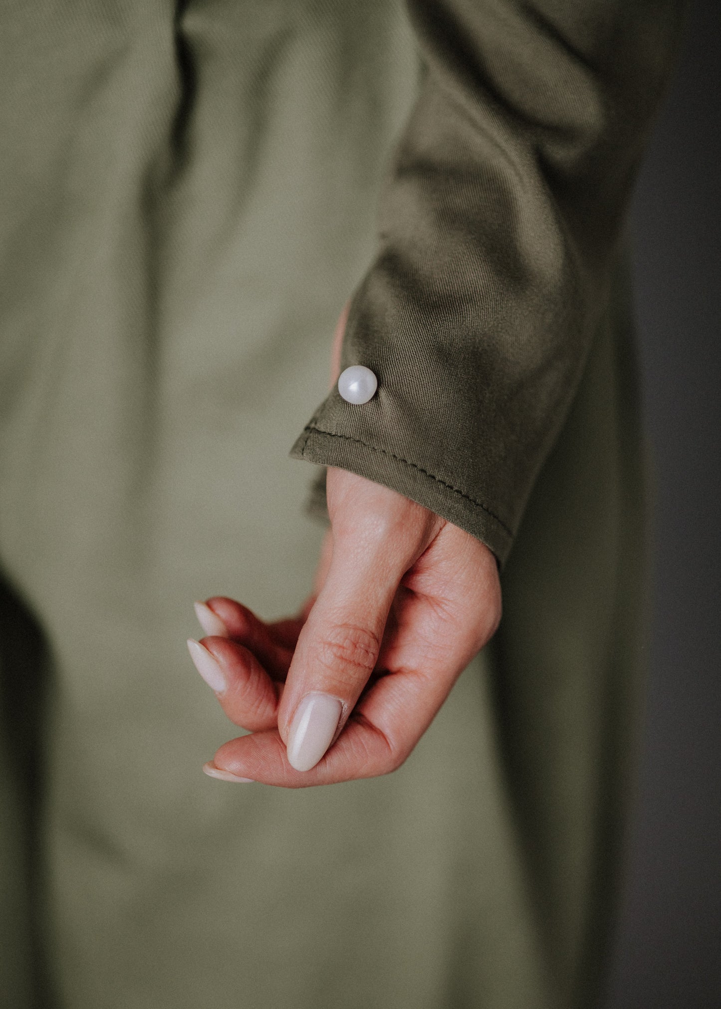 Fine fabric wrinkled top in khaki color