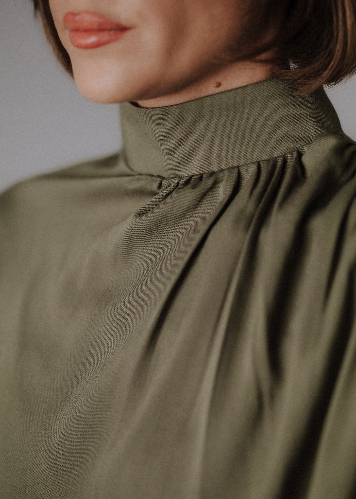 Fine fabric wrinkled top in khaki color