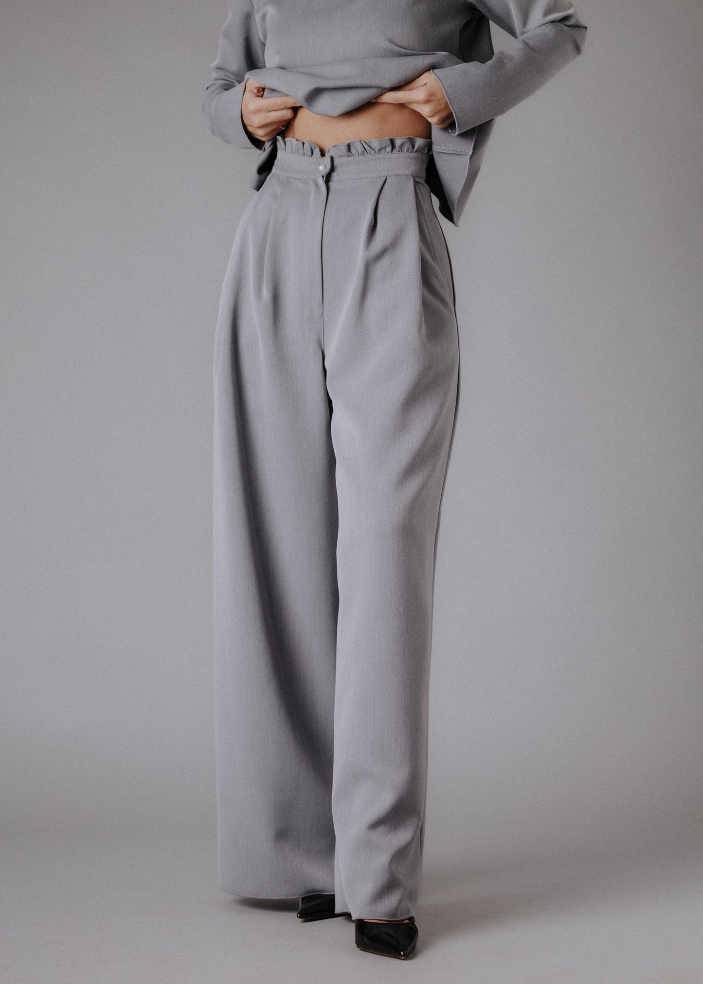 Fine fabric trousers in grey