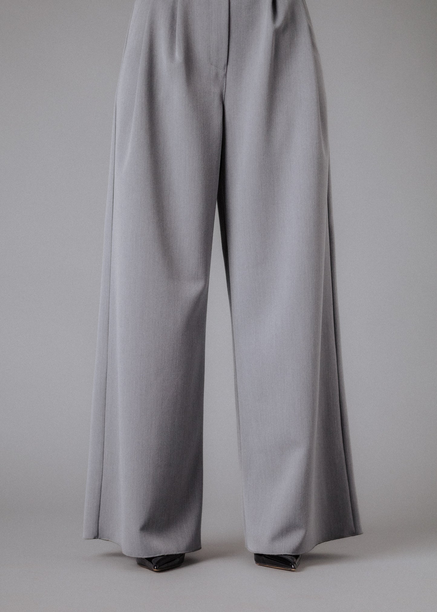 Fine fabric trousers in grey