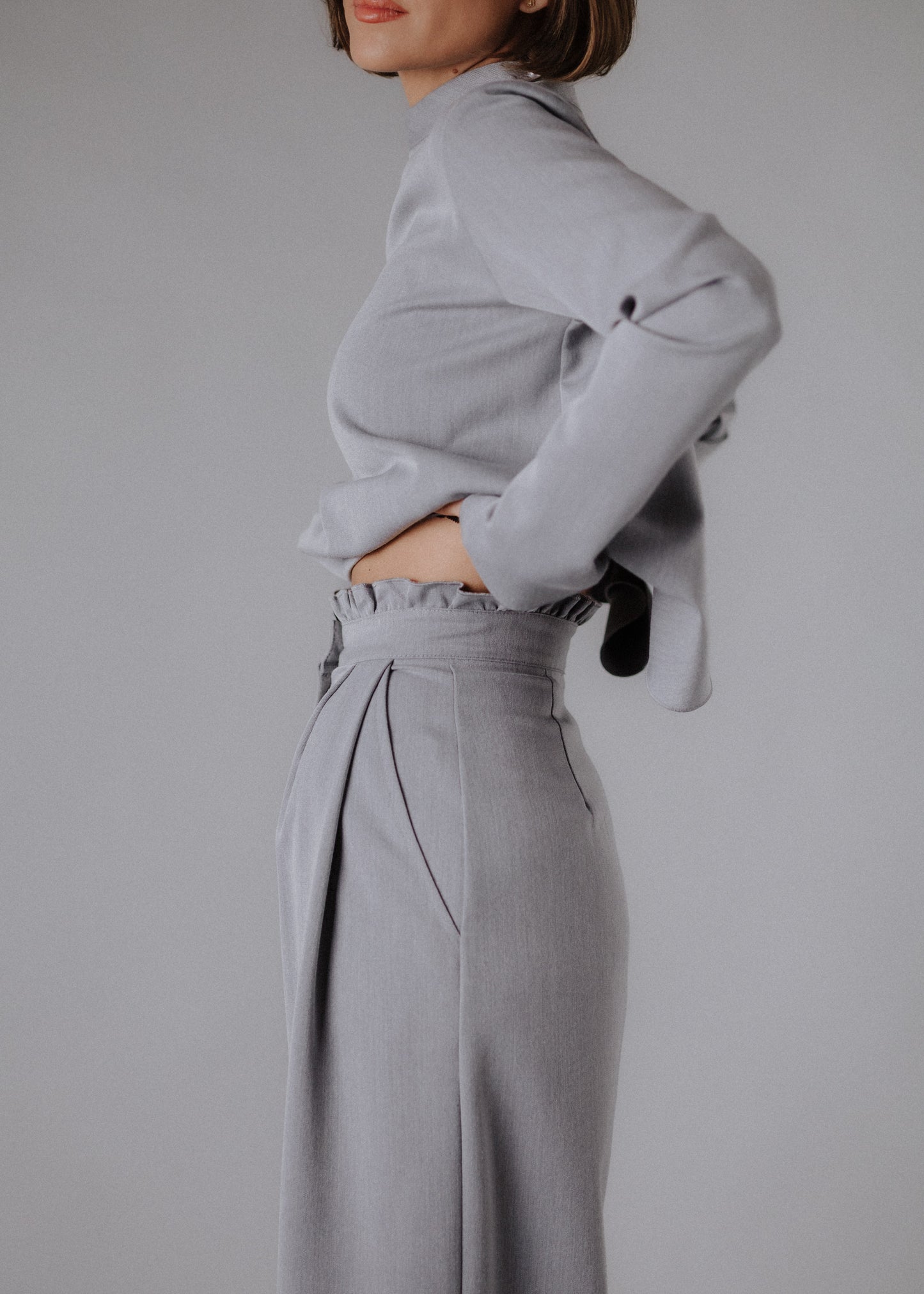Fine fabric trousers in grey