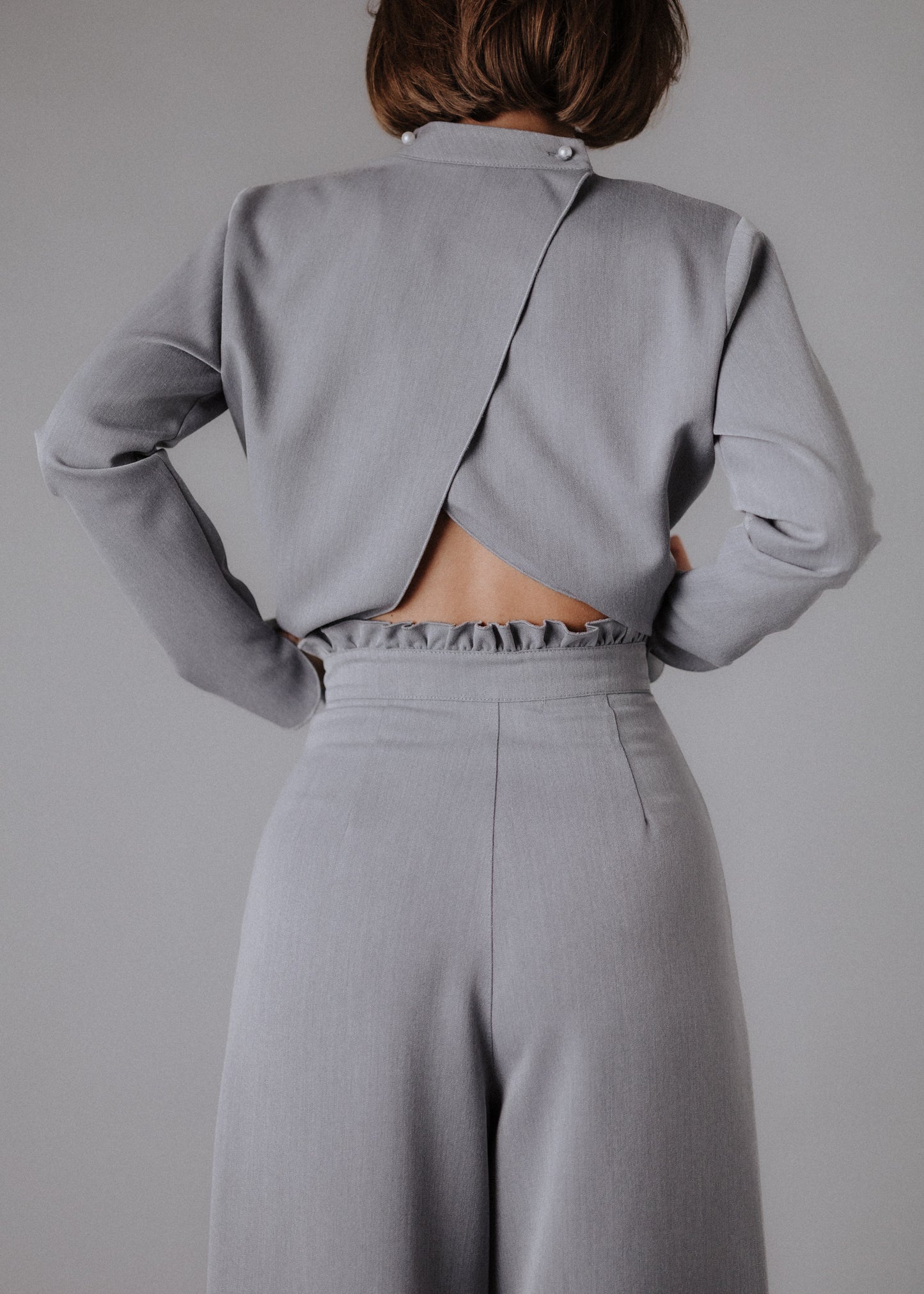 Fine fabric trousers in grey