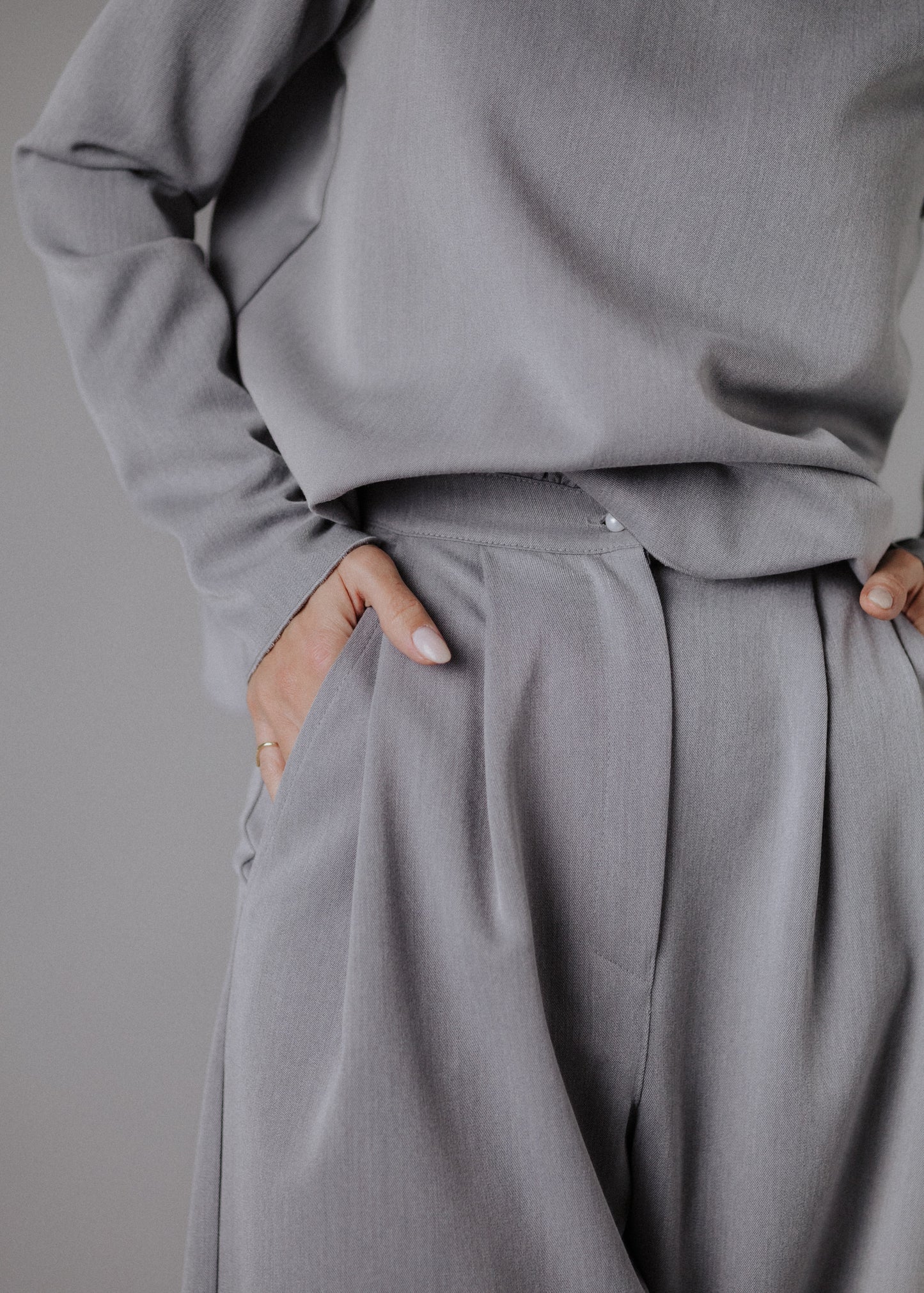 Fine fabric trousers in grey