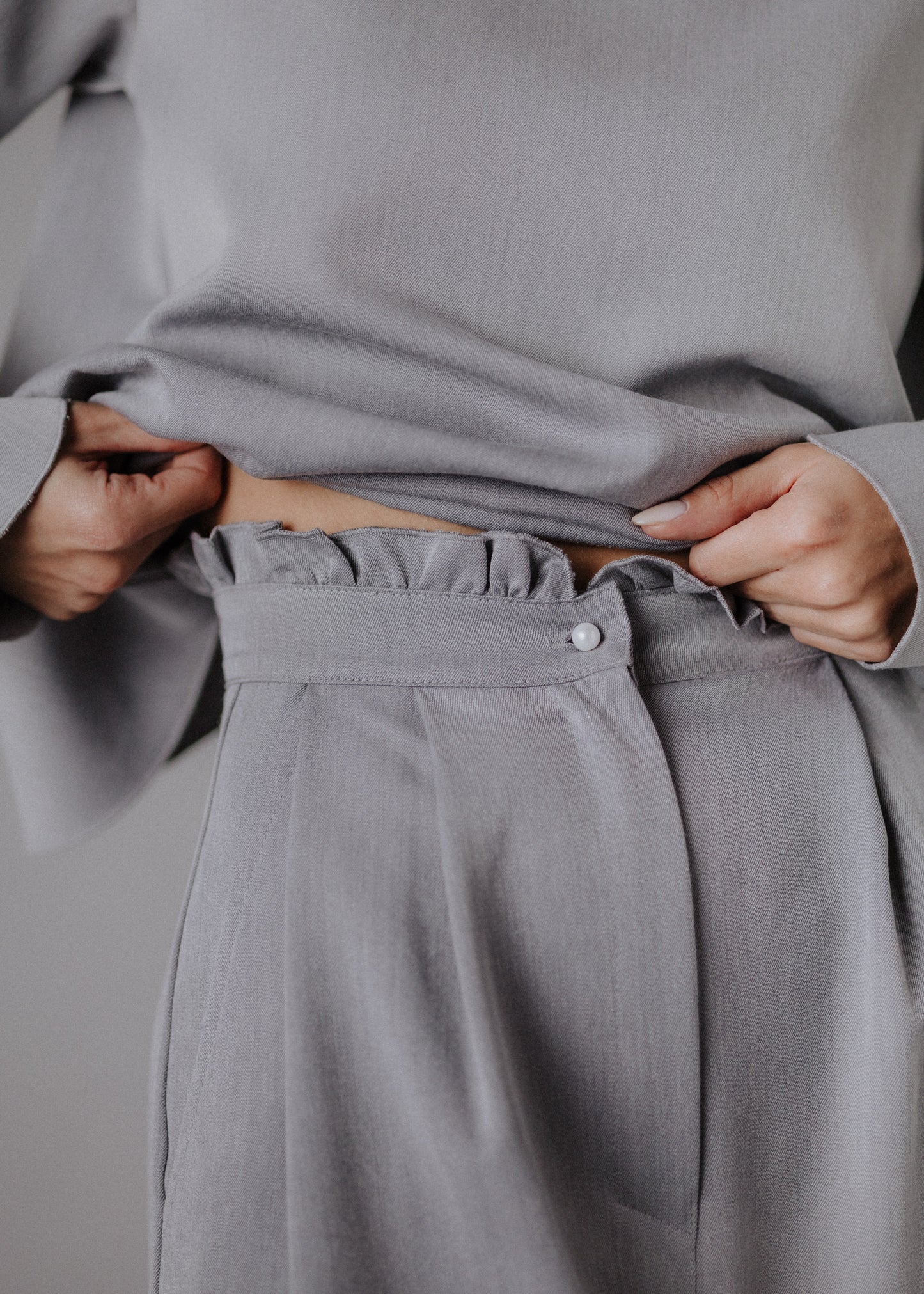 Fine fabric trousers in grey