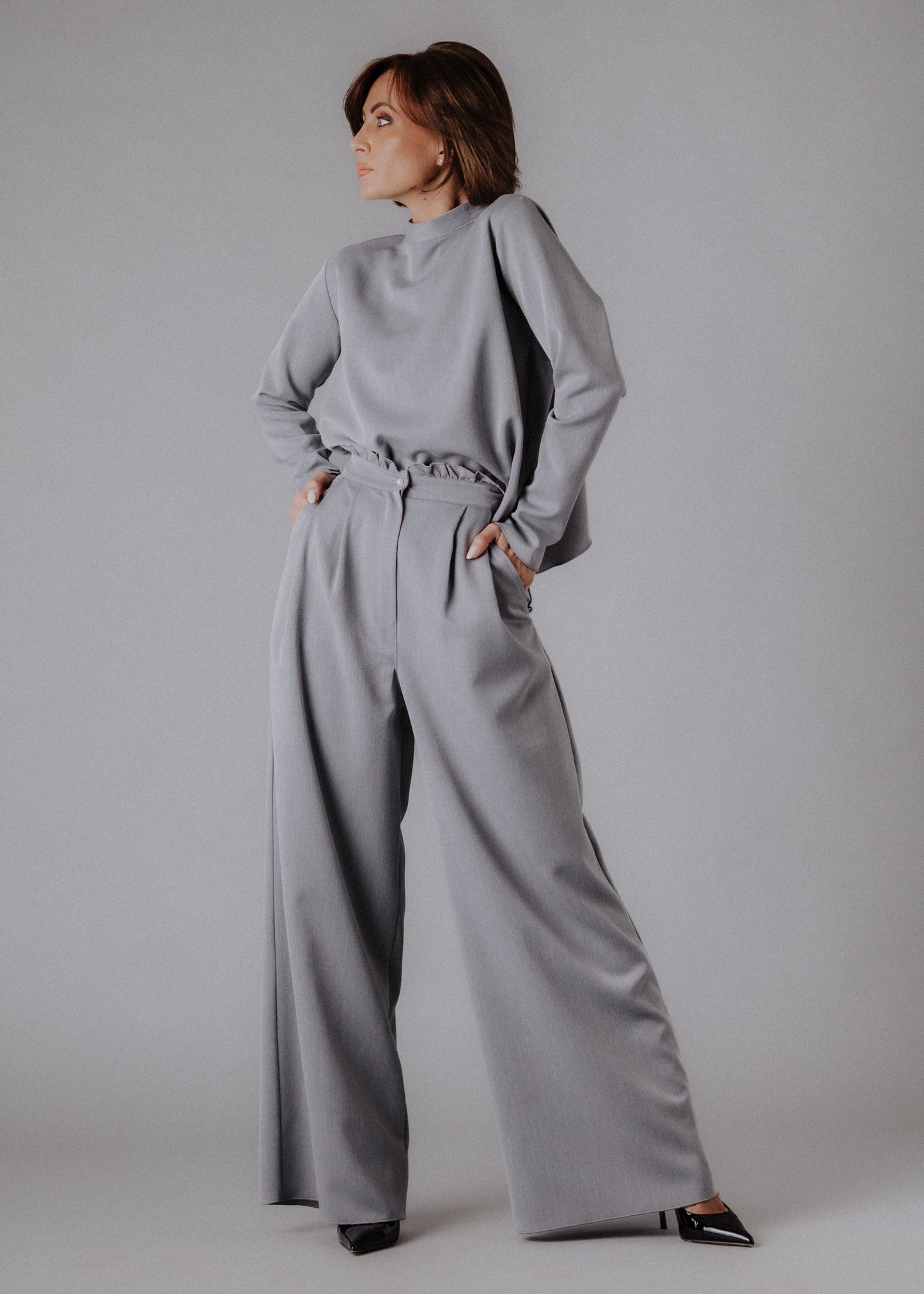 Fine fabric trousers in grey