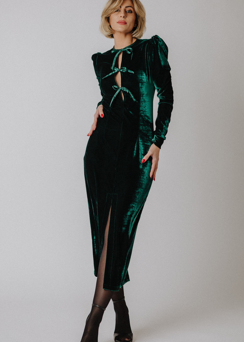 Tight velvet dress with satin bow