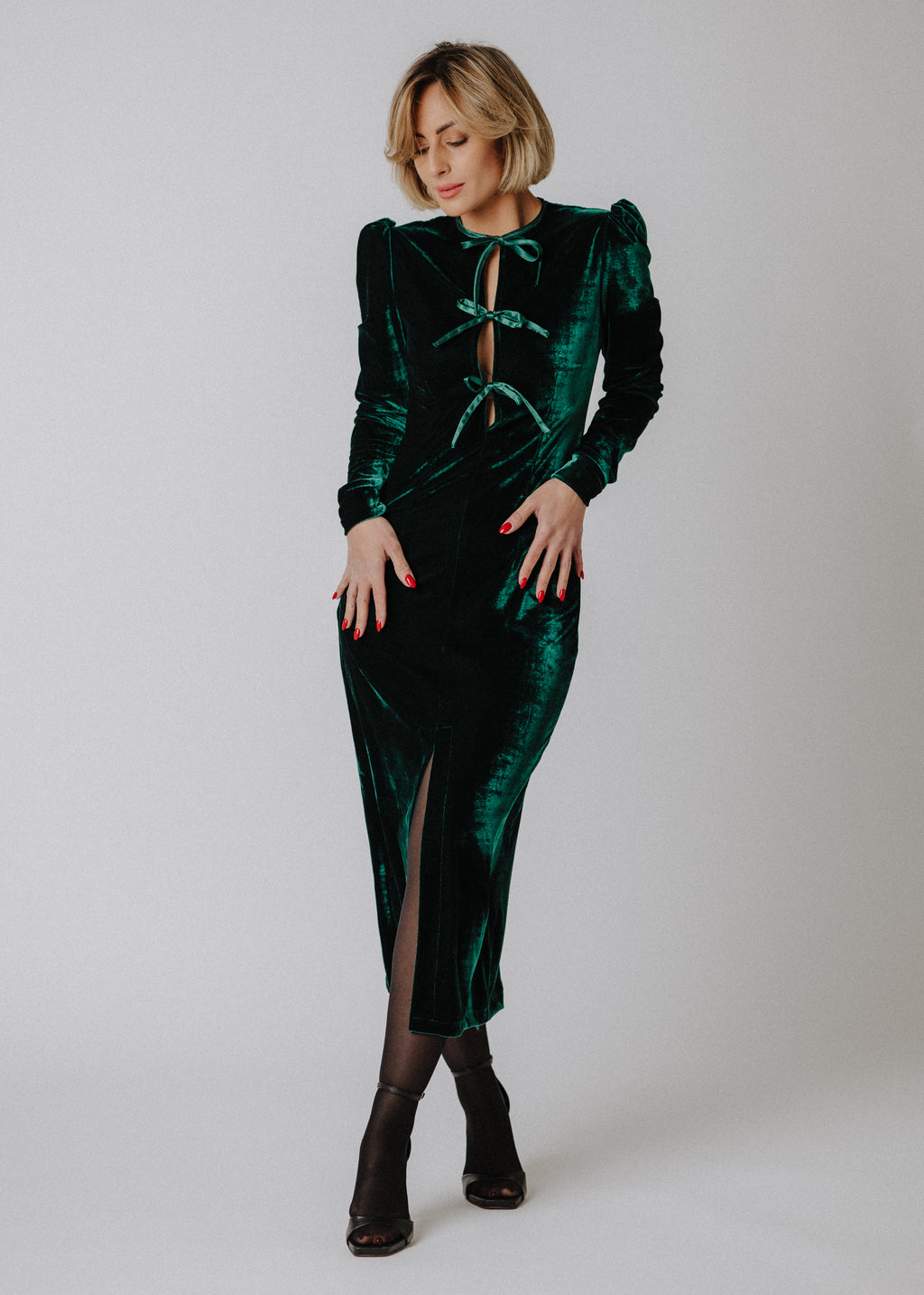 Tight velvet dress with satin bow