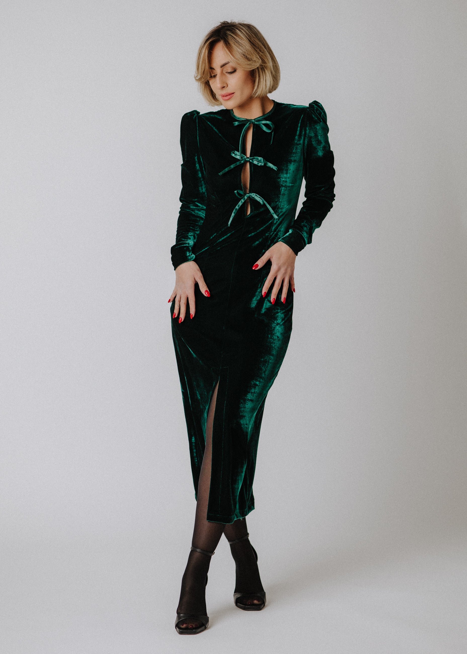 Tight velvet dress with satin bow