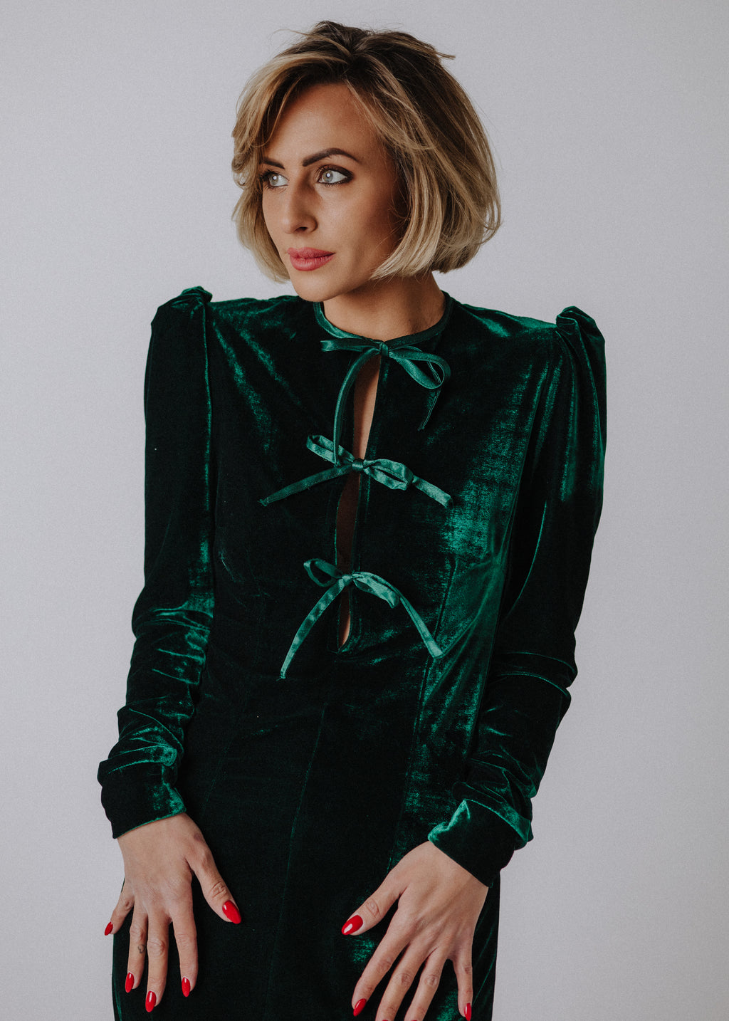Tight velvet dress with satin bow
