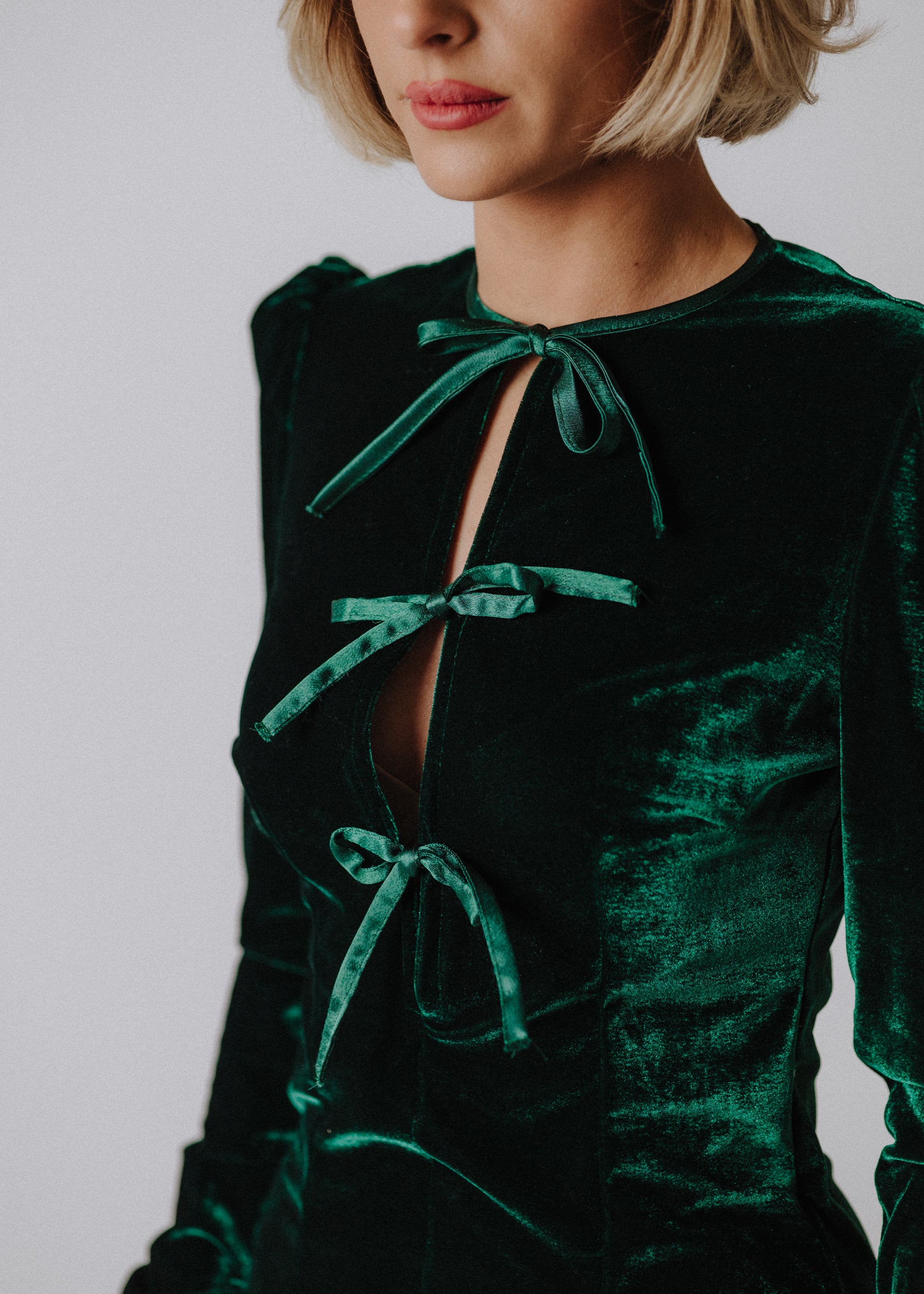 Tight velvet dress with satin bow
