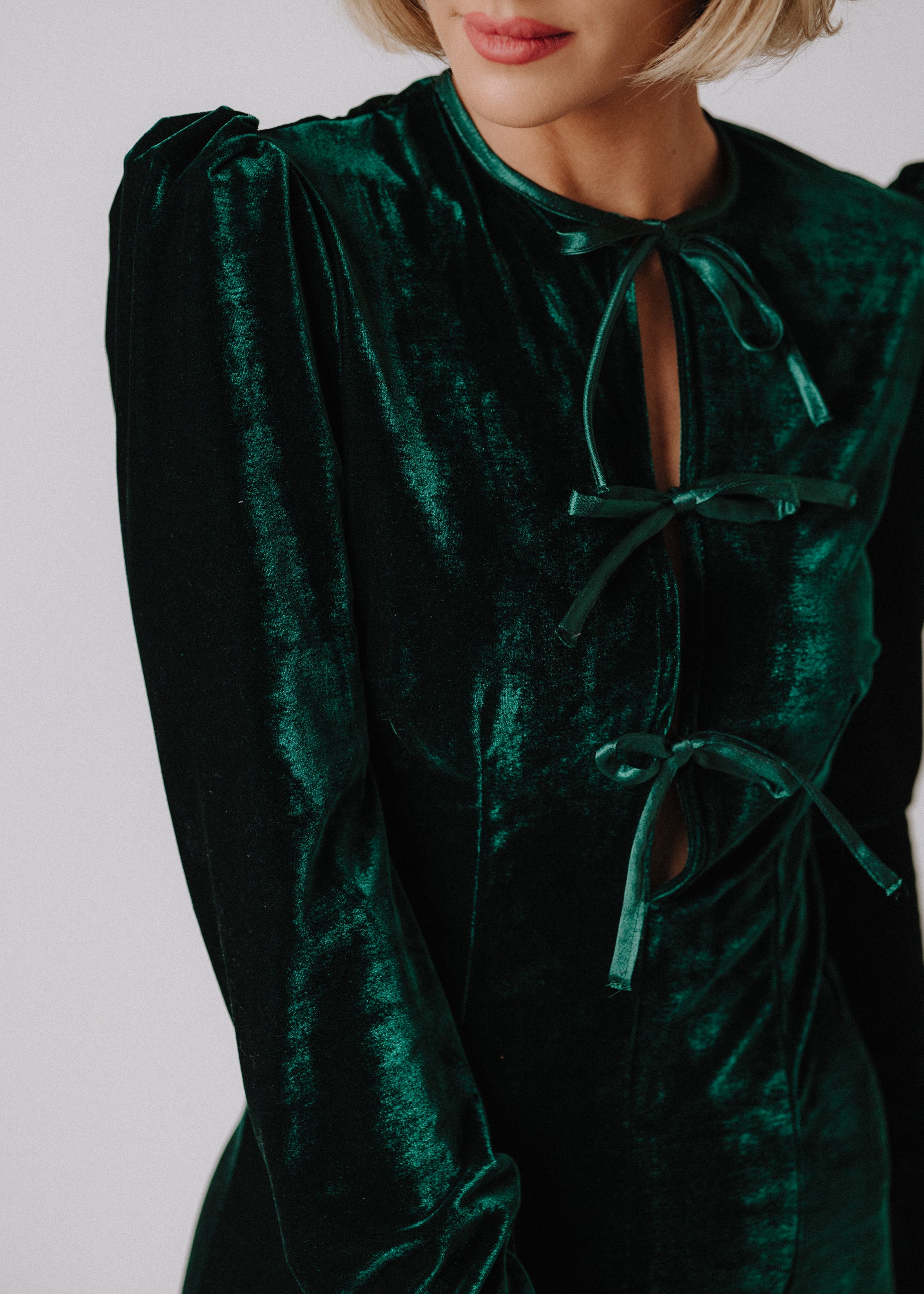 Tight velvet dress with satin bow