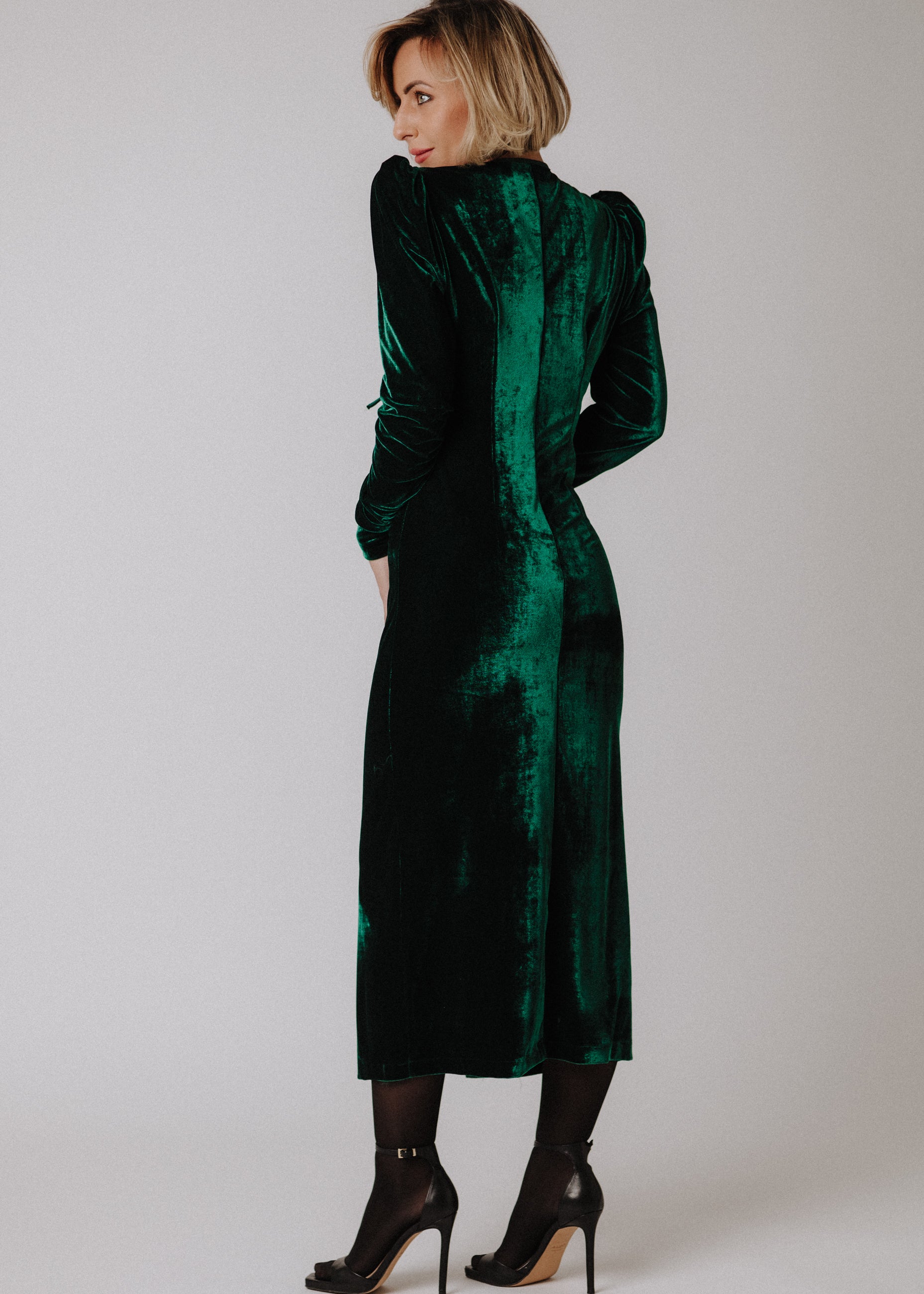 Tight velvet dress with satin bow