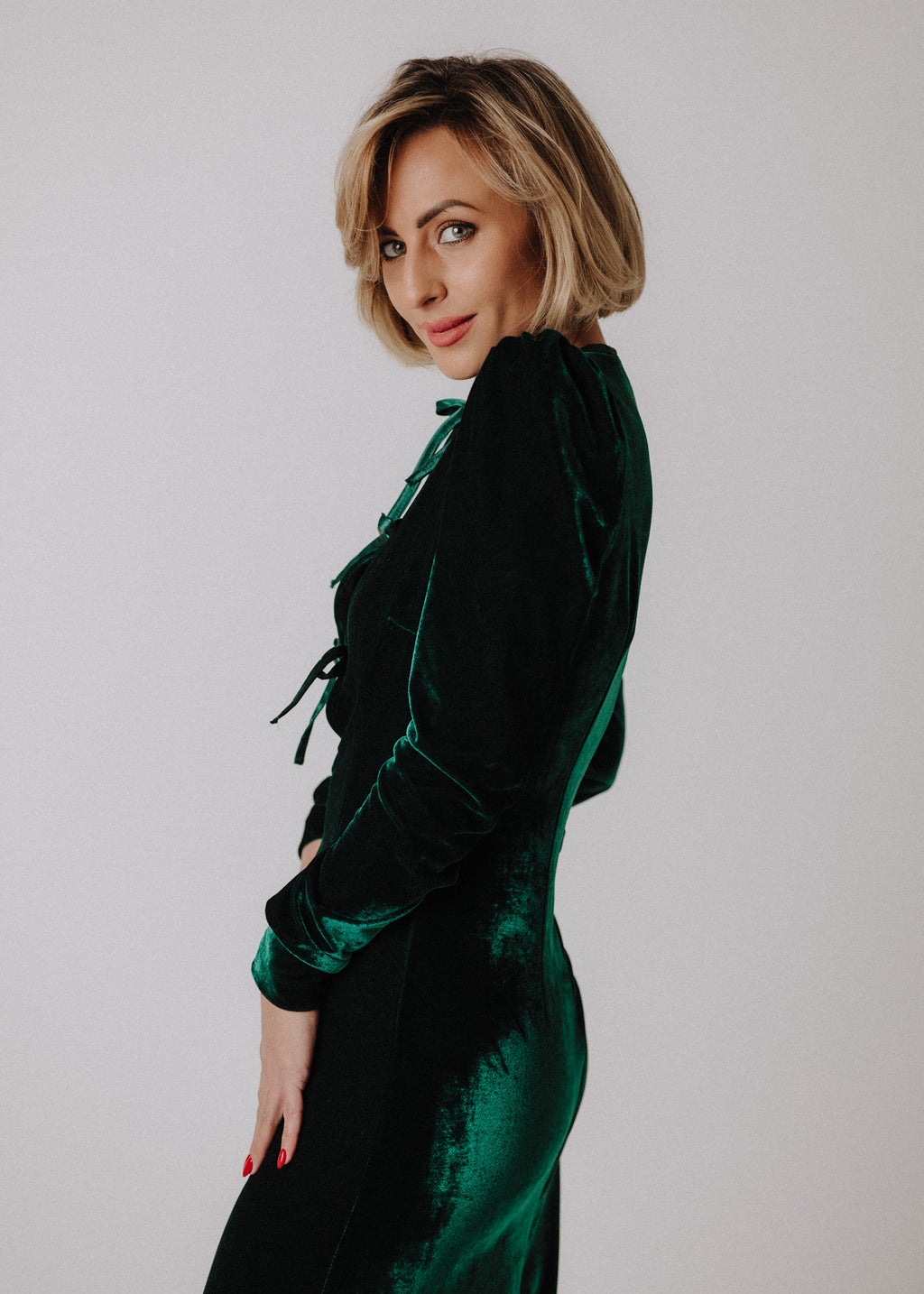 Tight velvet dress with satin bow
