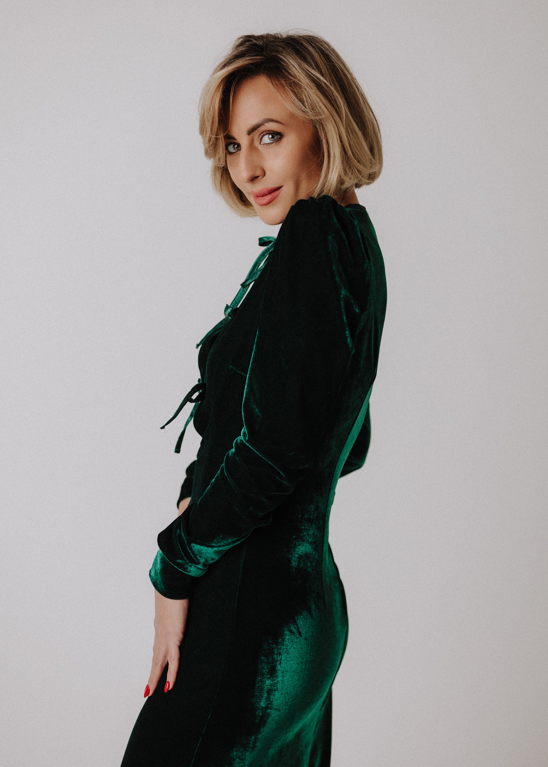Tight velvet dress with satin bow