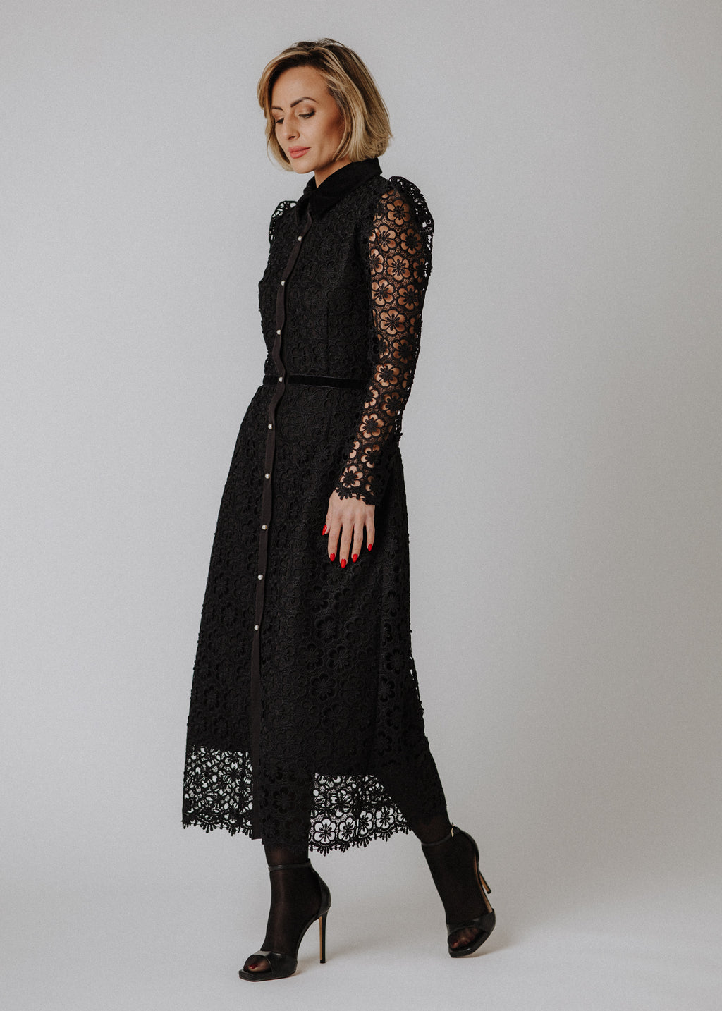 Lace dress with velvet collar